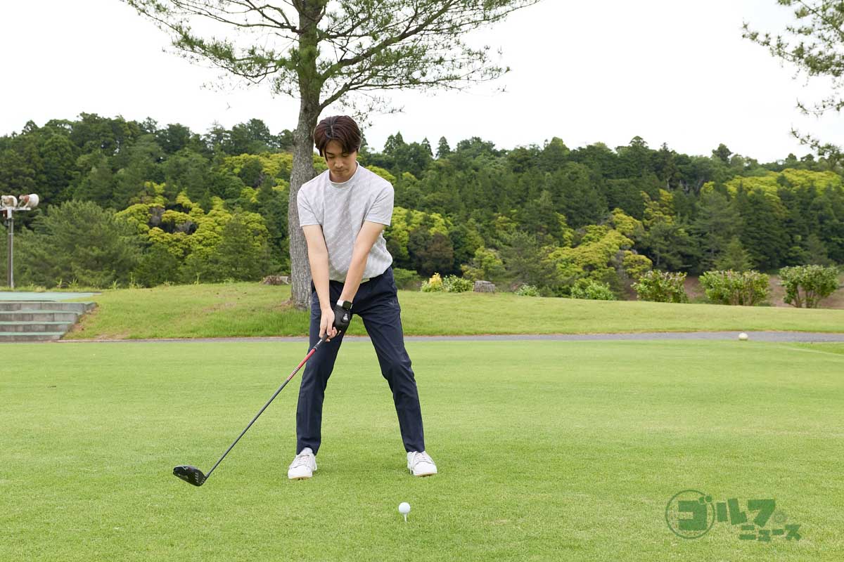 ５:５の体重配分でアドレスし、右足側に加重しながらバックスイング。手元が腰の高さに上がった時に最も右足に体重が乗るように早めに体重移動。右サイドに最大の加重をした時に左足でステップを踏む。手元と左足を引っ張り合わせることで自然に切り返すことができ、ダウンスイング以降の動きがスムーズになる