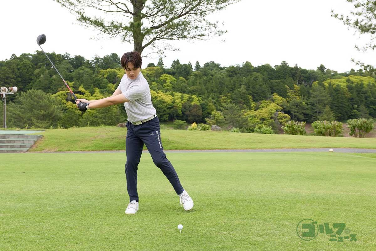 ５:５の体重配分でアドレスし、右足側に加重しながらバックスイング。手元が腰の高さに上がった時に最も右足に体重が乗るように早めに体重移動。右サイドに最大の加重をした時に左足でステップを踏む。手元と左足を引っ張り合わせることで自然に切り返すことができ、ダウンスイング以降の動きがスムーズになる