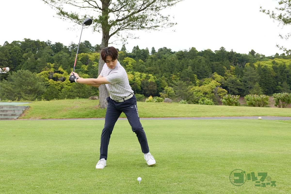 ５:５の体重配分でアドレスし、右足側に加重しながらバックスイング。手元が腰の高さに上がった時に最も右足に体重が乗るように早めに体重移動。右サイドに最大の加重をした時に左足でステップを踏む。手元と左足を引っ張り合わせることで自然に切り返すことができ、ダウンスイング以降の動きがスムーズになる
