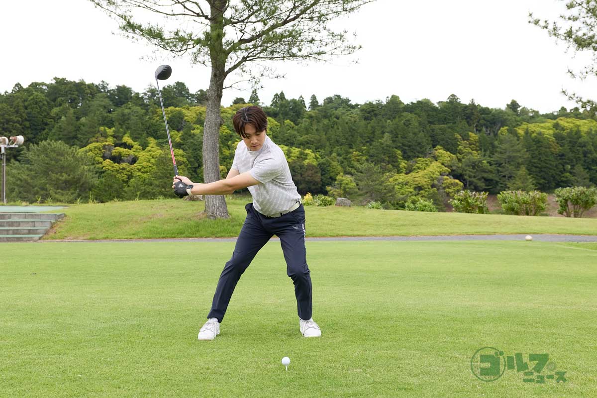 ５:５の体重配分でアドレスし、右足側に加重しながらバックスイング。手元が腰の高さに上がった時に最も右足に体重が乗るように早めに体重移動。右サイドに最大の加重をした時に左足でステップを踏む。手元と左足を引っ張り合わせることで自然に切り返すことができ、ダウンスイング以降の動きがスムーズになる