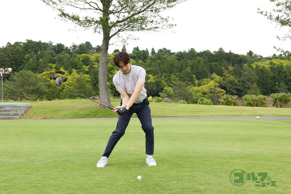 ５:５の体重配分でアドレスし、右足側に加重しながらバックスイング。手元が腰の高さに上がった時に最も右足に体重が乗るように早めに体重移動。右サイドに最大の加重をした時に左足でステップを踏む。手元と左足を引っ張り合わせることで自然に切り返すことができ、ダウンスイング以降の動きがスムーズになる