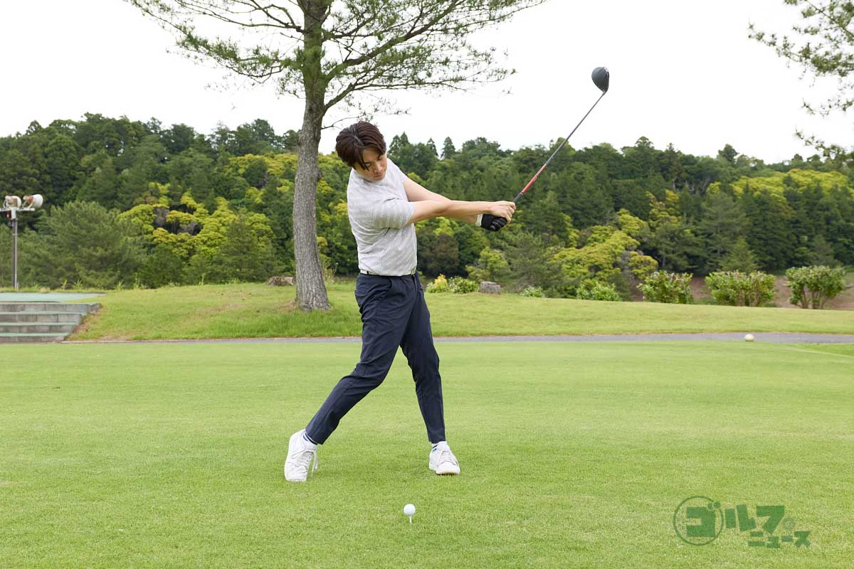 ５:５の体重配分でアドレスし、右足側に加重しながらバックスイング。手元が腰の高さに上がった時に最も右足に体重が乗るように早めに体重移動。右サイドに最大の加重をした時に左足でステップを踏む。手元と左足を引っ張り合わせることで自然に切り返すことができ、ダウンスイング以降の動きがスムーズになる