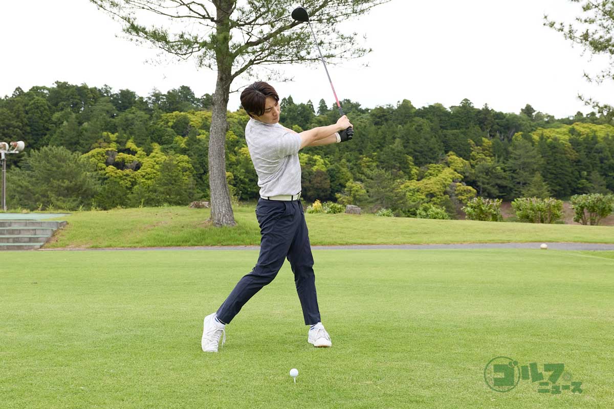 ５:５の体重配分でアドレスし、右足側に加重しながらバックスイング。手元が腰の高さに上がった時に最も右足に体重が乗るように早めに体重移動。右サイドに最大の加重をした時に左足でステップを踏む。手元と左足を引っ張り合わせることで自然に切り返すことができ、ダウンスイング以降の動きがスムーズになる