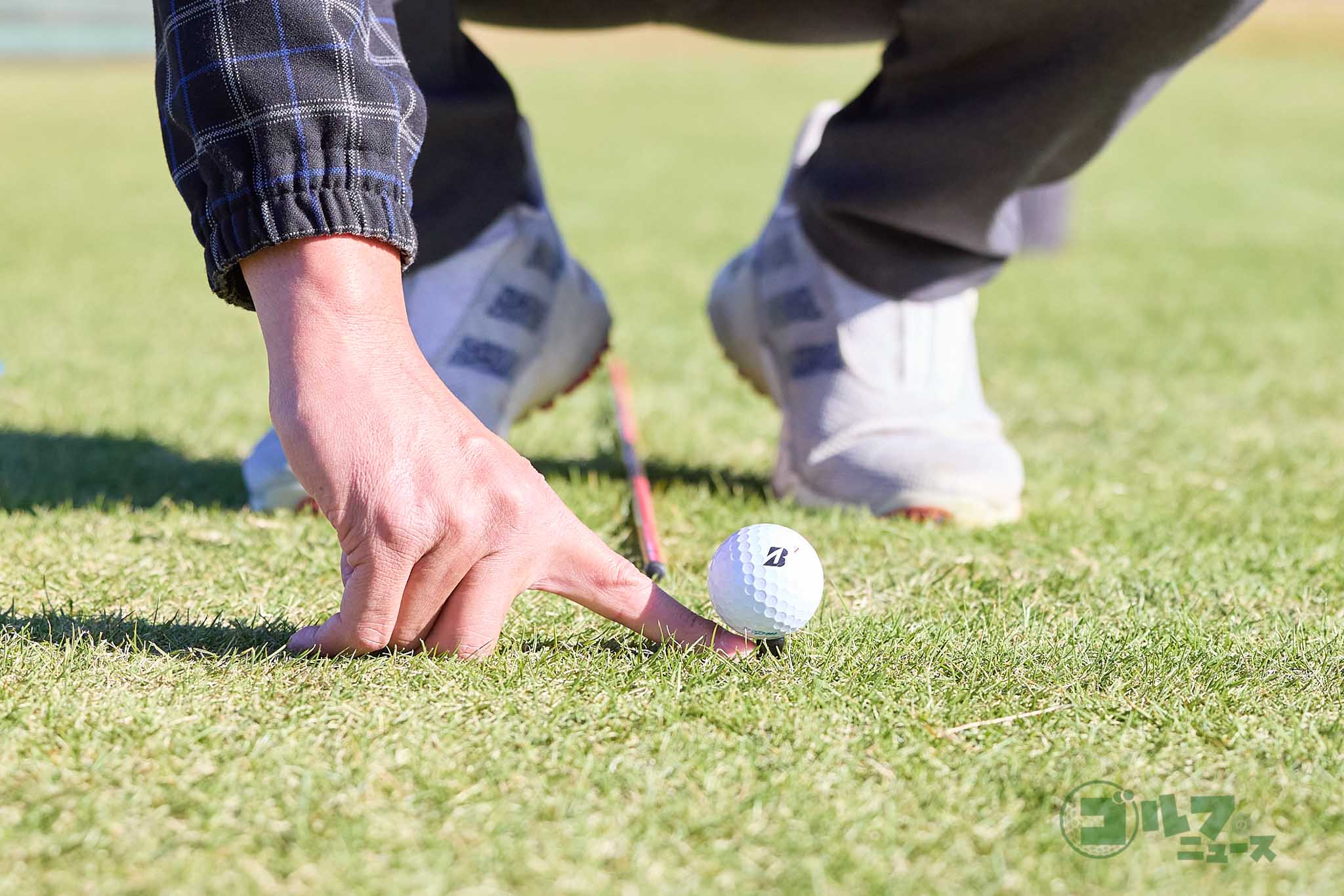 ティーが低すぎると球を上げにいってダフリやトップが出やすくなる。一方、ティーが高いとテンプラのミスが生じやすい。フェアウェイウッドでティーショットを打つ時は、人差し指が入るくらいの高さにティーアップする