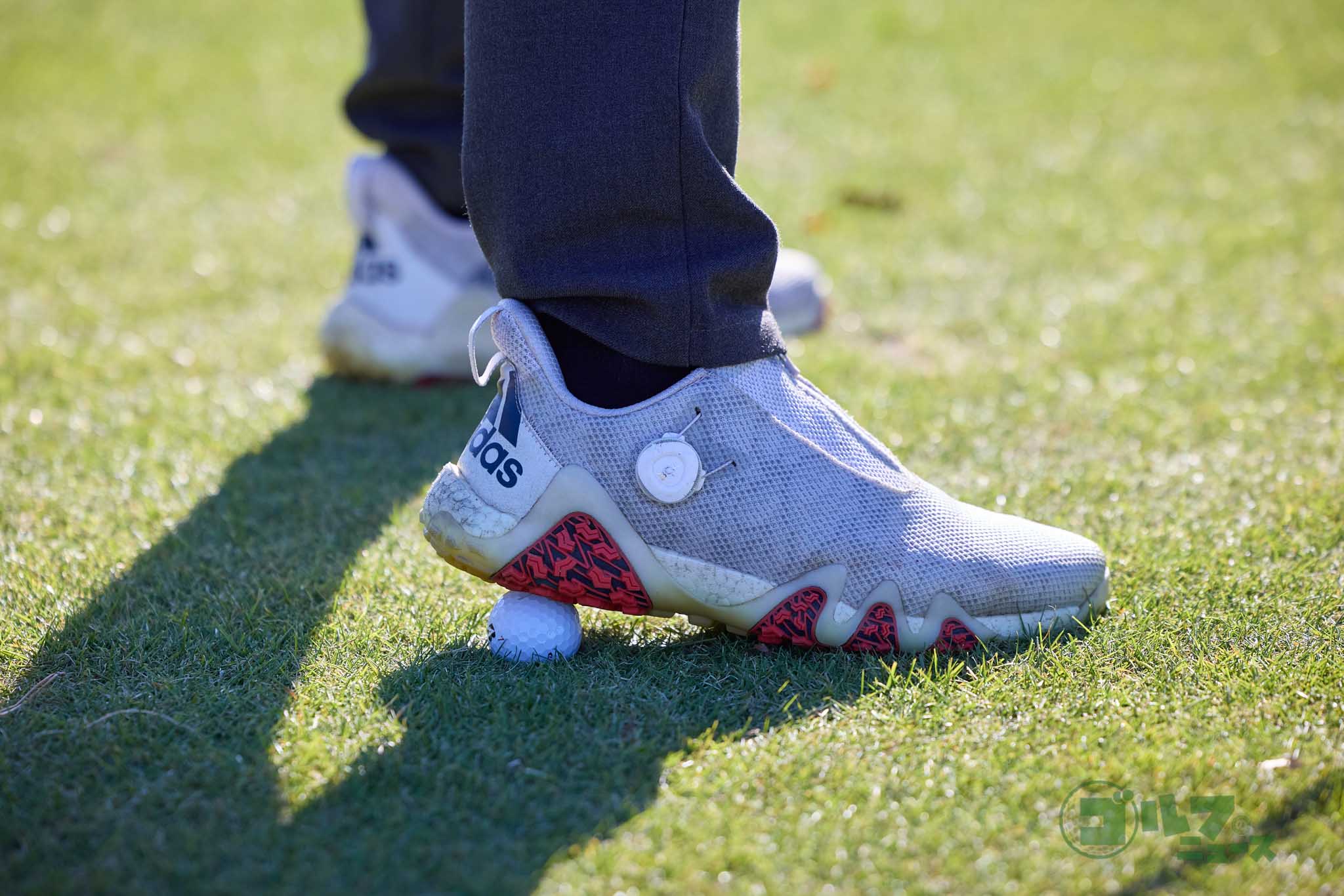 右足カカトでボールを踏んでアドレスすると、左体重でスイングしやすくなる。フィニッシュをつくった後に右足のツマ先でトントンできれば左体重でスイングできた証拠