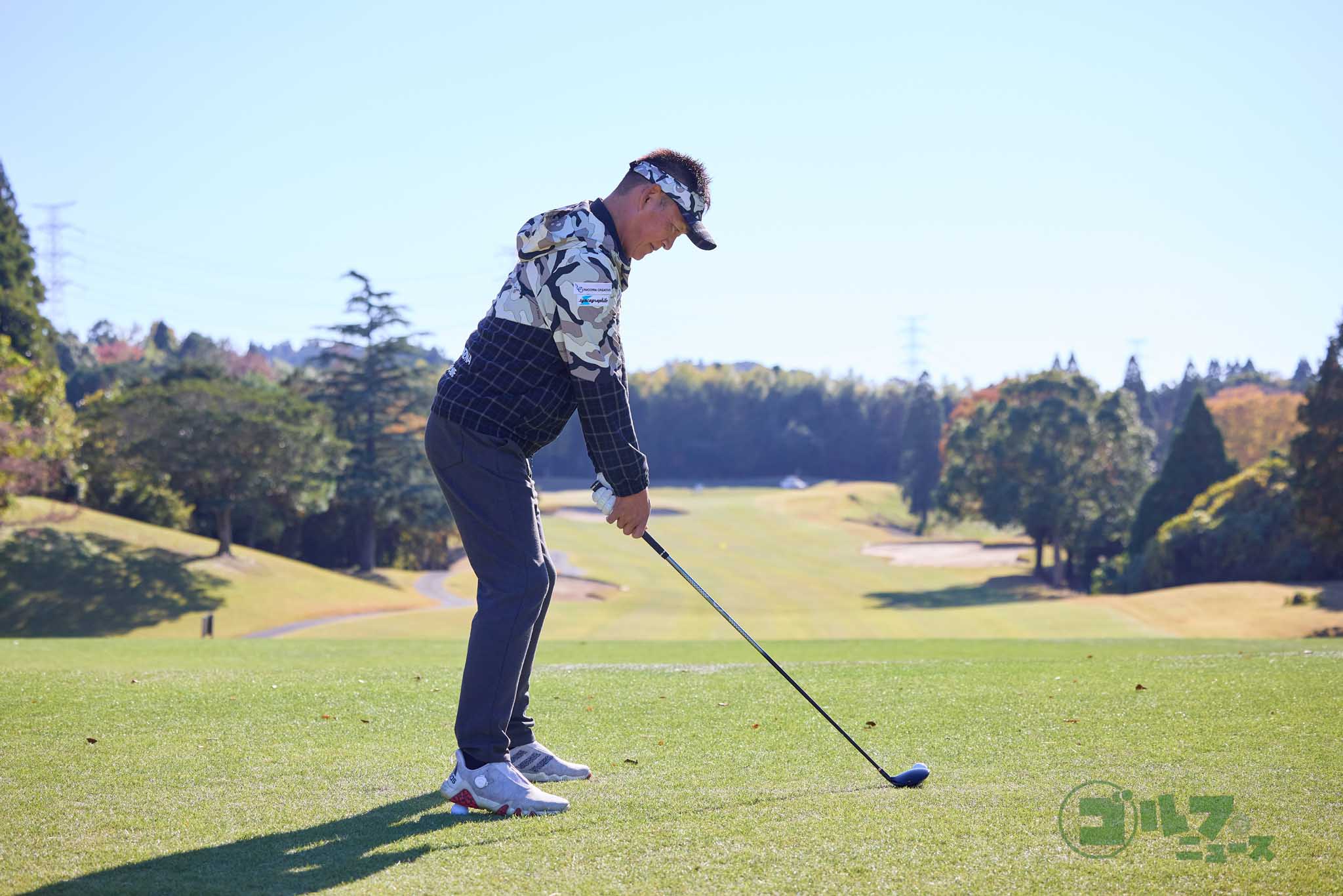 右足カカトでボールを踏んでアドレスすると、左体重でスイングしやすくなる。フィニッシュをつくった後に右足のツマ先でトントンできれば左体重でスイングできた証拠