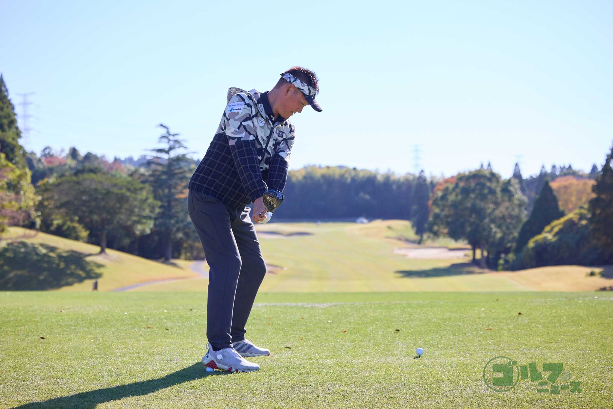 右足カカトでボールを踏んでアドレスすると、左体重でスイングしやすくなる。フィニッシュをつくった後に右足のツマ先でトントンできれば左体重でスイングできた証拠