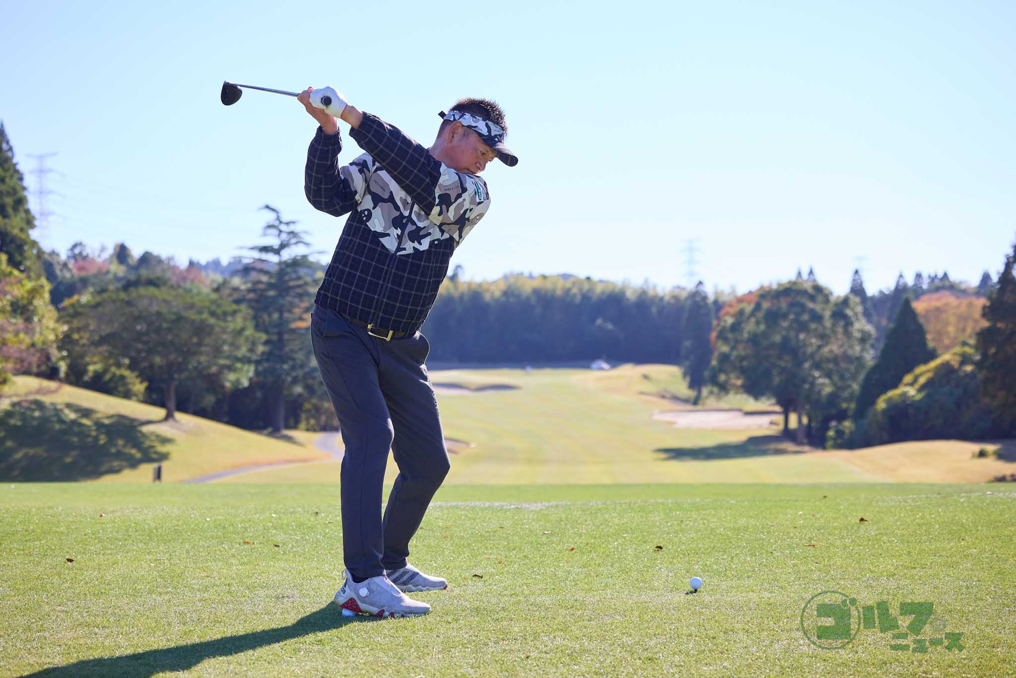 右足カカトでボールを踏んでアドレスすると、左体重でスイングしやすくなる。フィニッシュをつくった後に右足のツマ先でトントンできれば左体重でスイングできた証拠