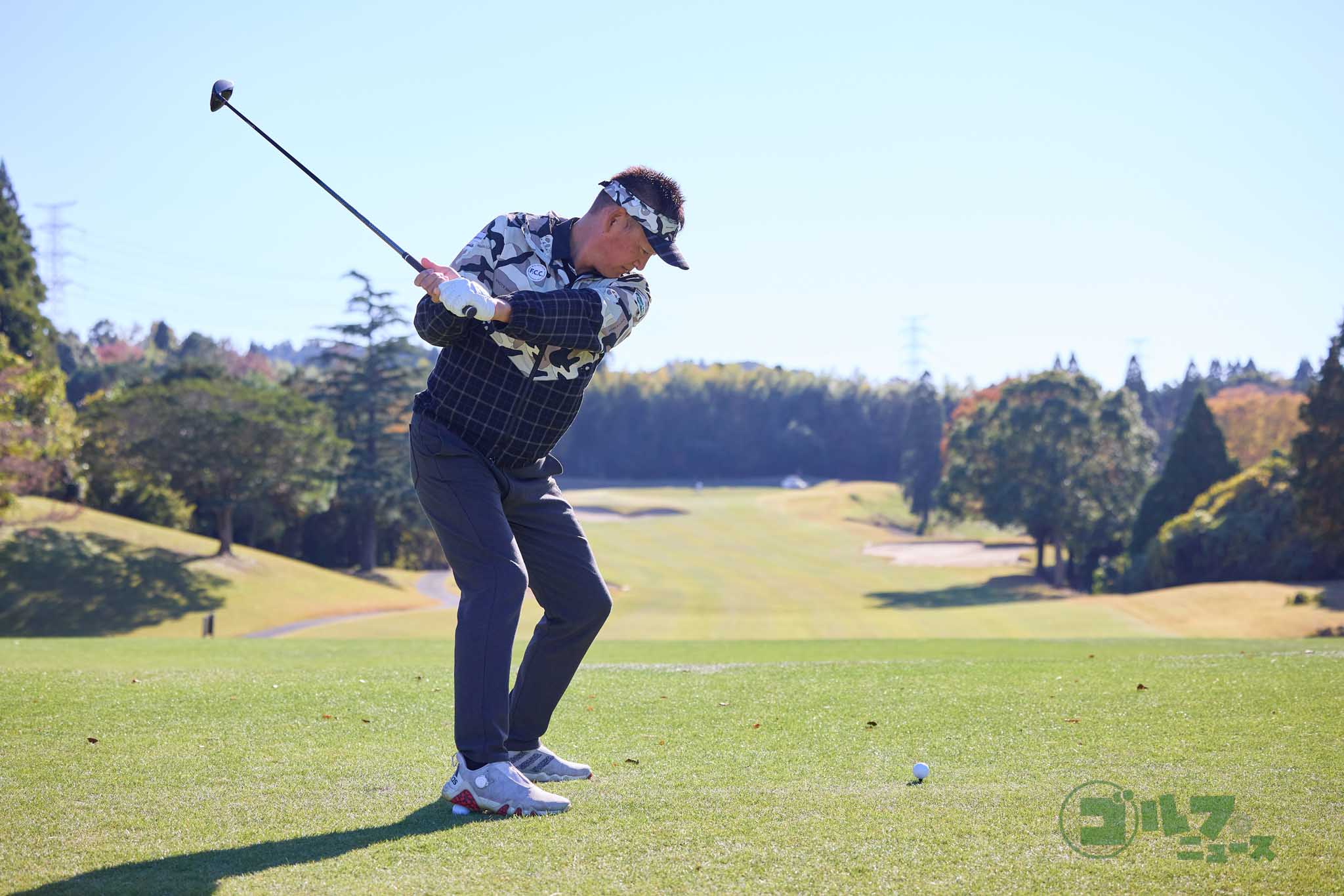 右足カカトでボールを踏んでアドレスすると、左体重でスイングしやすくなる。フィニッシュをつくった後に右足のツマ先でトントンできれば左体重でスイングできた証拠