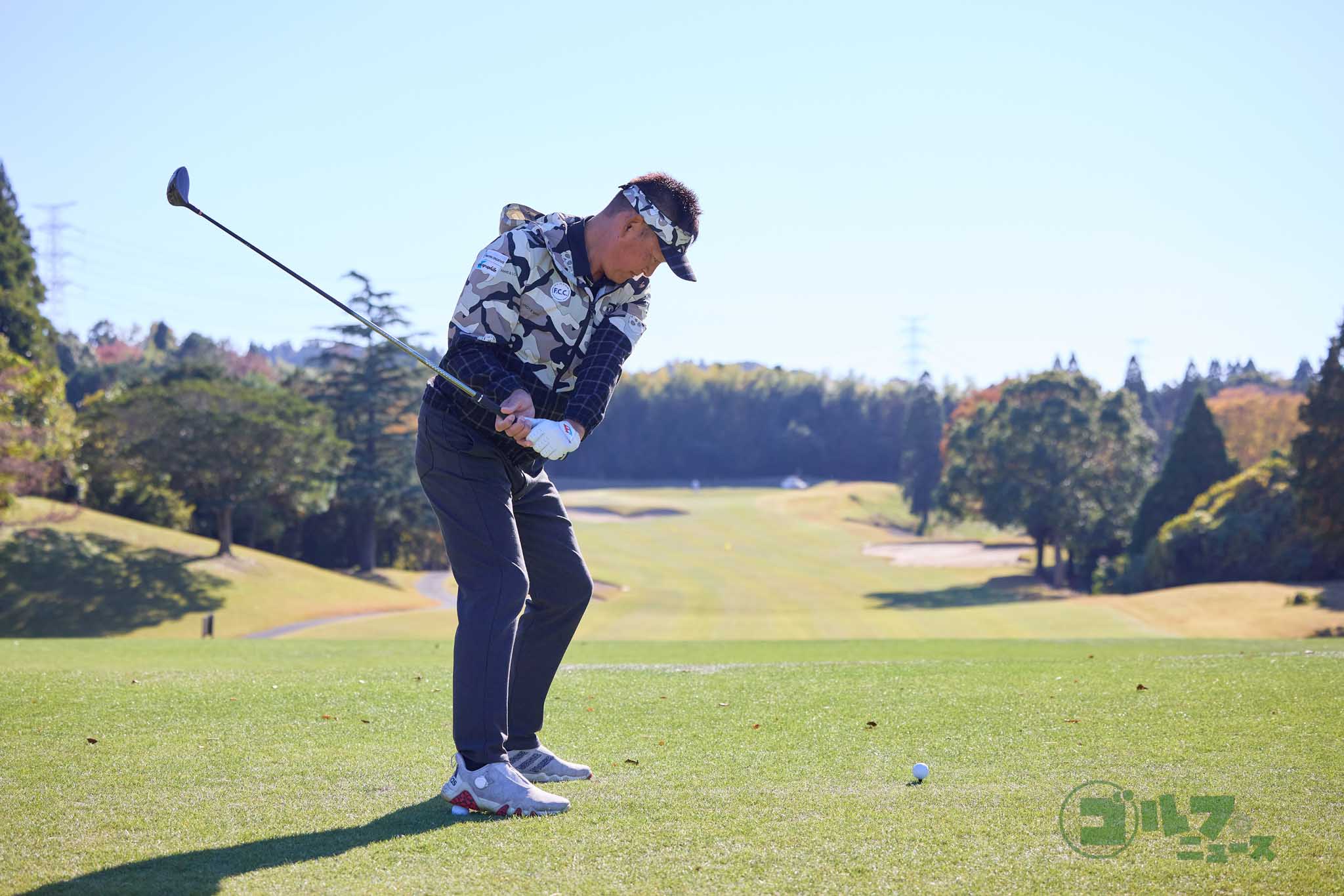 右足カカトでボールを踏んでアドレスすると、左体重でスイングしやすくなる。フィニッシュをつくった後に右足のツマ先でトントンできれば左体重でスイングできた証拠