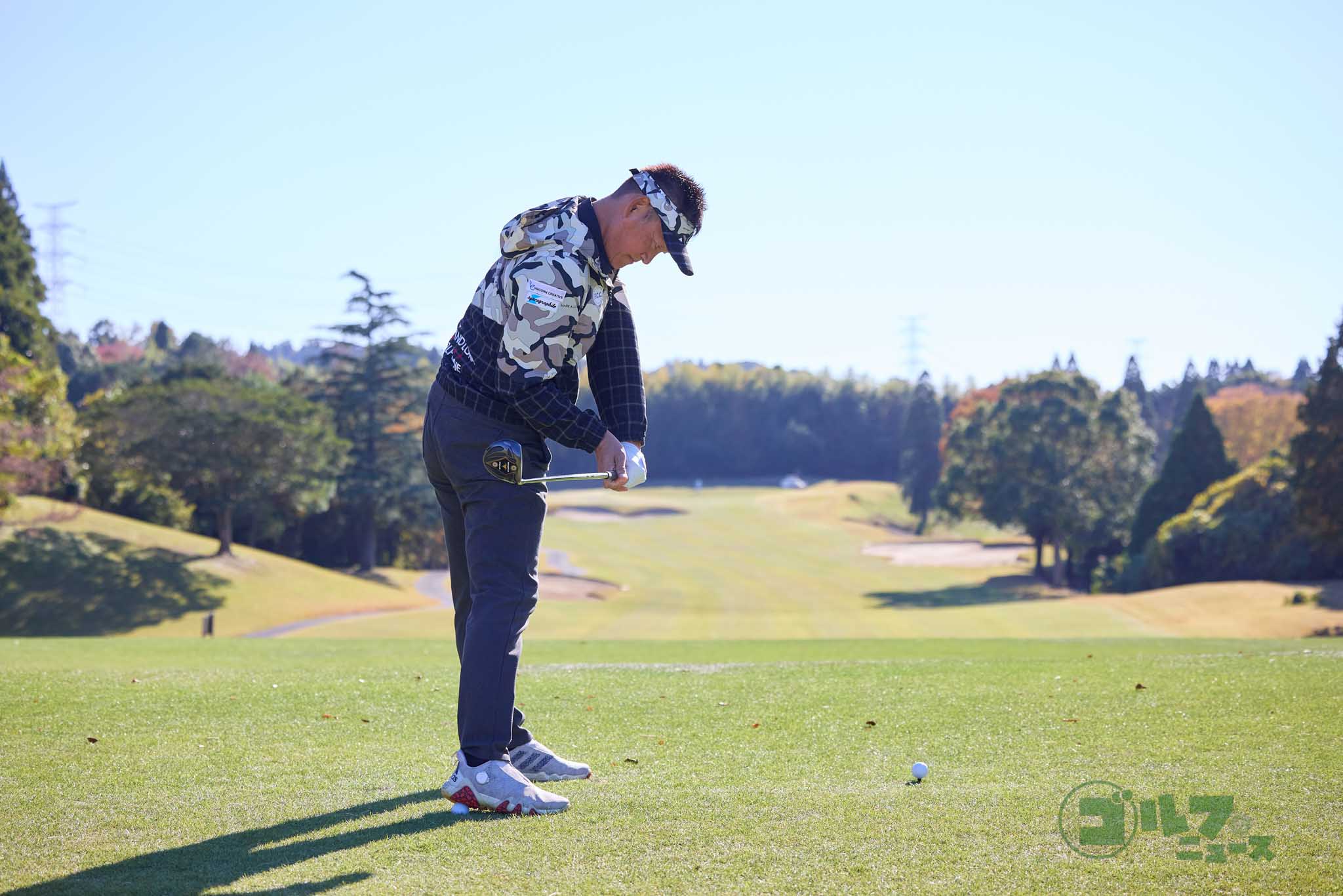 右足カカトでボールを踏んでアドレスすると、左体重でスイングしやすくなる。フィニッシュをつくった後に右足のツマ先でトントンできれば左体重でスイングできた証拠