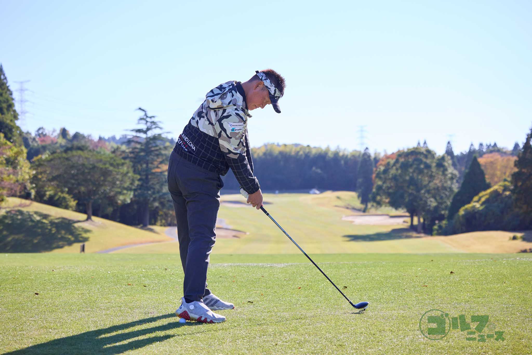 右足カカトでボールを踏んでアドレスすると、左体重でスイングしやすくなる。フィニッシュをつくった後に右足のツマ先でトントンできれば左体重でスイングできた証拠