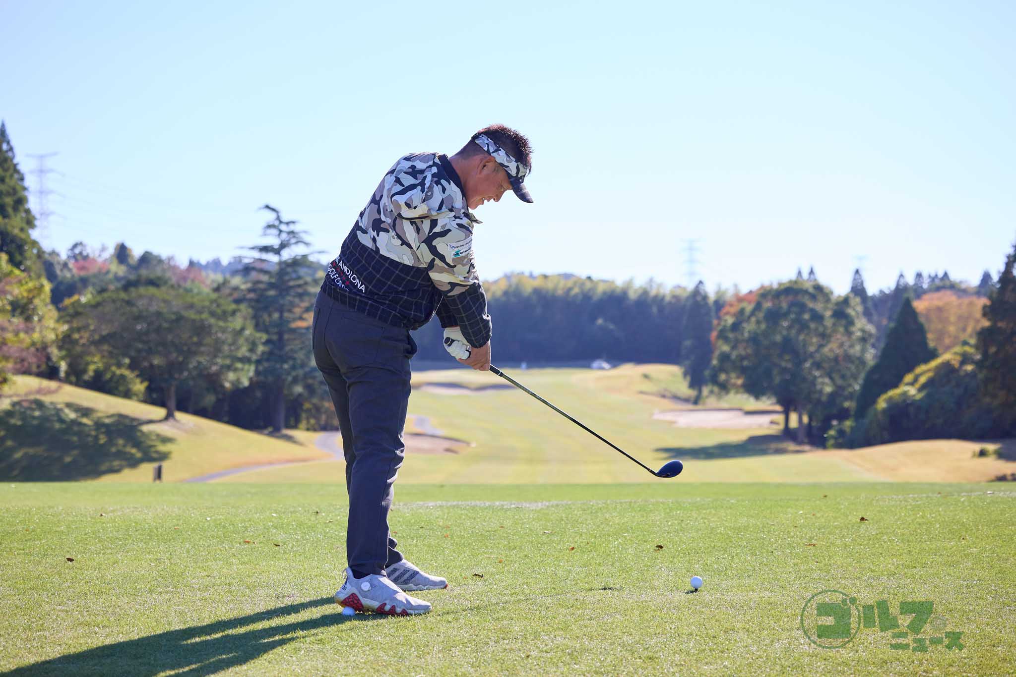 右足カカトでボールを踏んでアドレスすると、左体重でスイングしやすくなる。フィニッシュをつくった後に右足のツマ先でトントンできれば左体重でスイングできた証拠