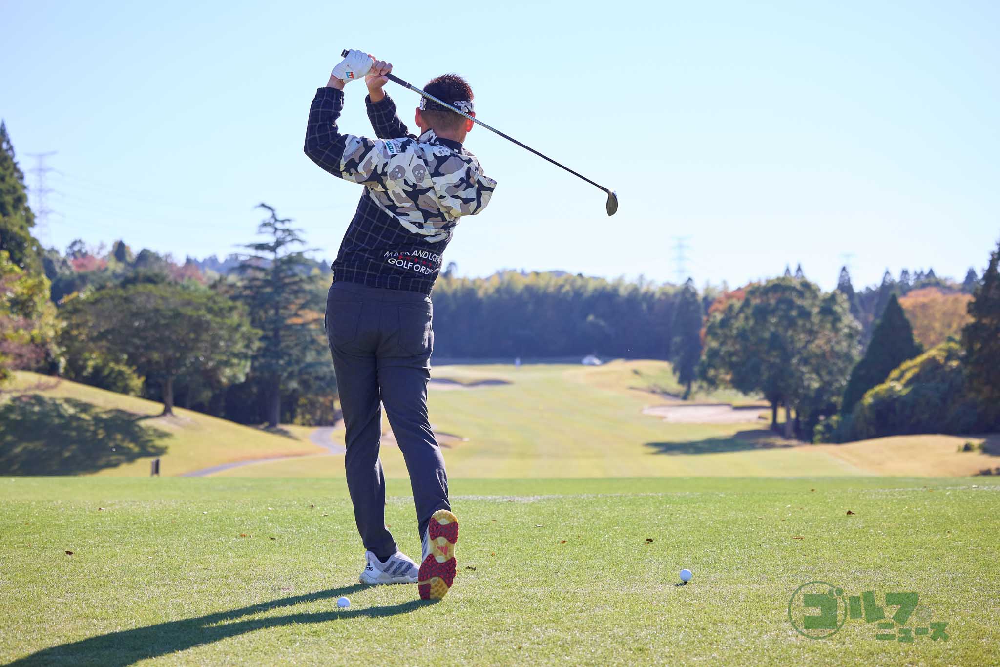 右足カカトでボールを踏んでアドレスすると、左体重でスイングしやすくなる。フィニッシュをつくった後に右足のツマ先でトントンできれば左体重でスイングできた証拠