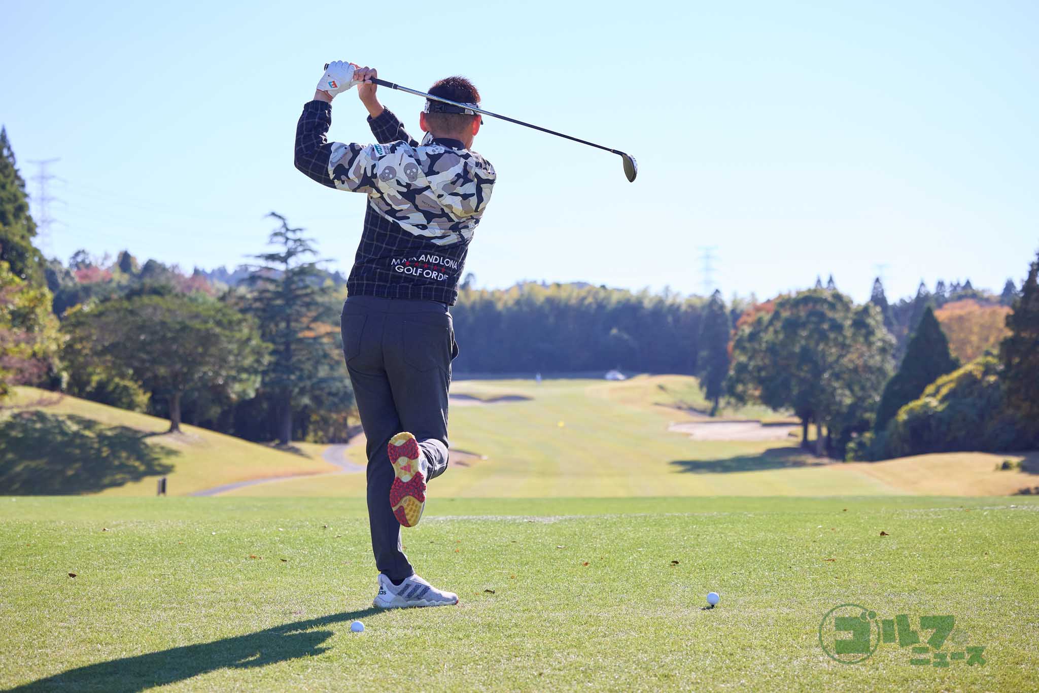 右足カカトでボールを踏んでアドレスすると、左体重でスイングしやすくなる。フィニッシュをつくった後に右足のツマ先でトントンできれば左体重でスイングできた証拠