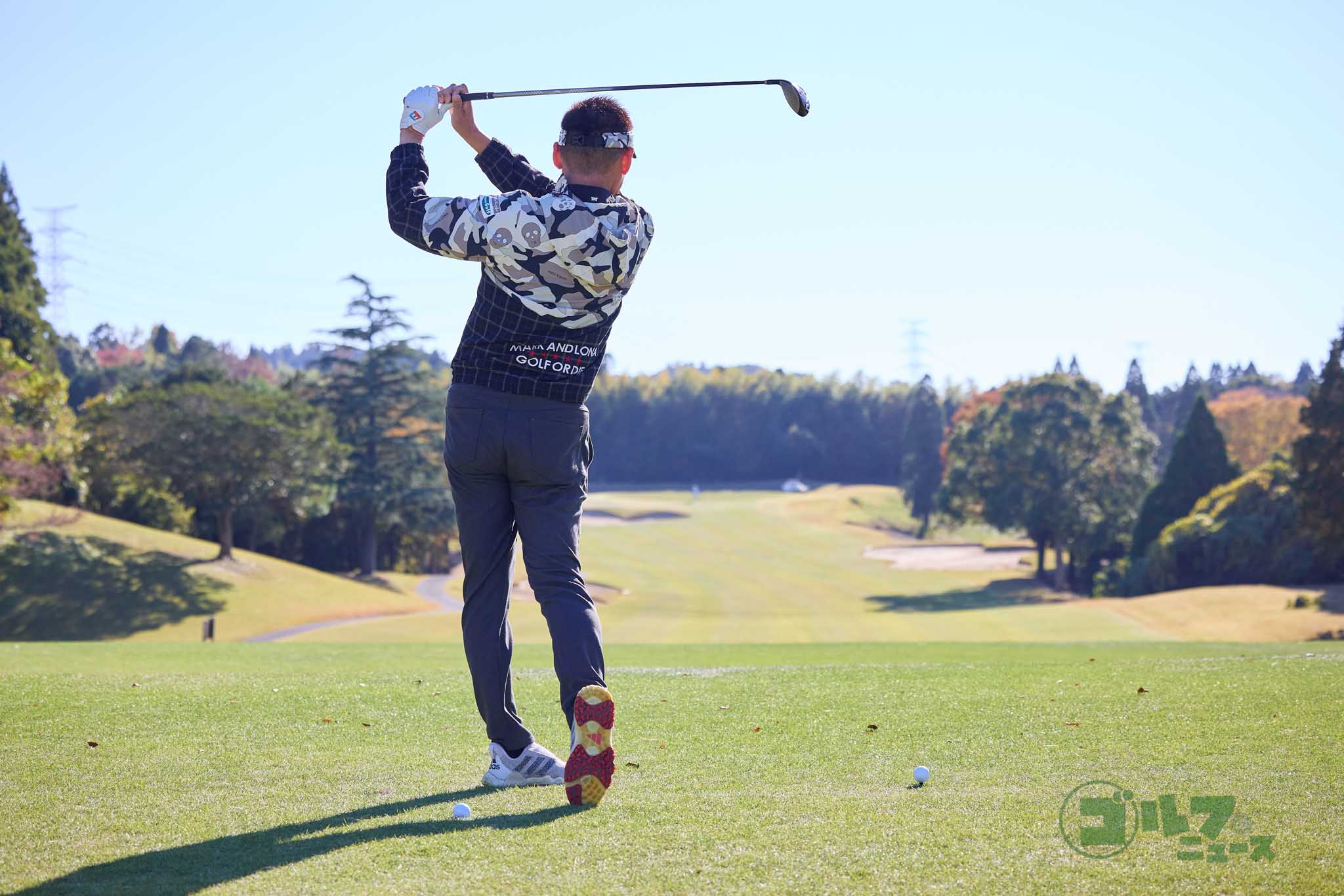 右足カカトでボールを踏んでアドレスすると、左体重でスイングしやすくなる。フィニッシュをつくった後に右足のツマ先でトントンできれば左体重でスイングできた証拠