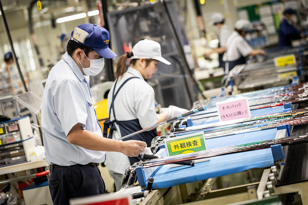 宮崎工場で働く従業員たちは、一つ一つのクラブに思いを込め、丁寧な手仕事で品質を支えている[写真：角田慎太郎]
