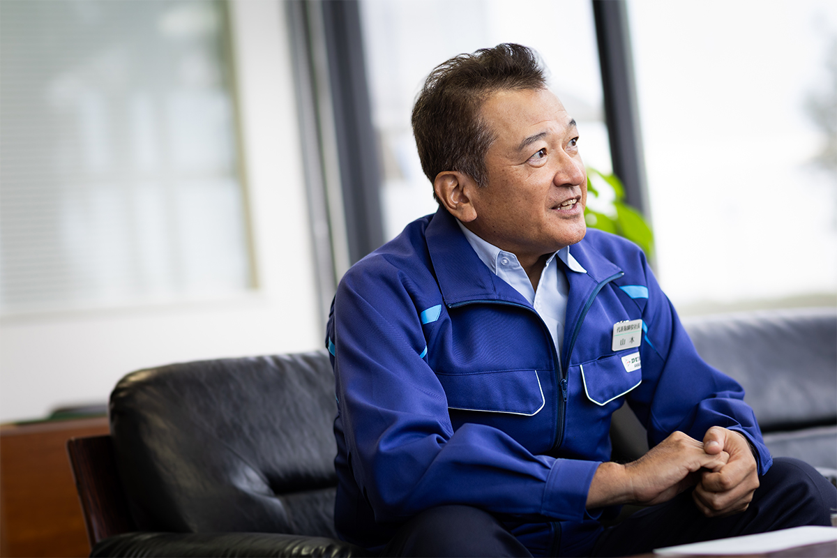 生産技術部長も兼任する山本浩正氏。製品の精度と生産性の両立を目指している[写真：角田慎太郎]
