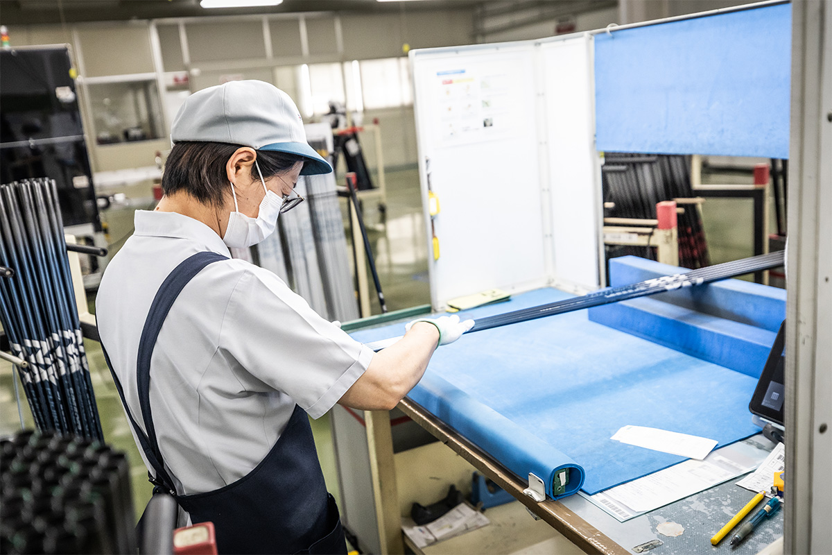 宮崎工場で働く従業員たちは、一つ一つのクラブに思いを込め、丁寧な手仕事で品質を支えている[写真：角田慎太郎]