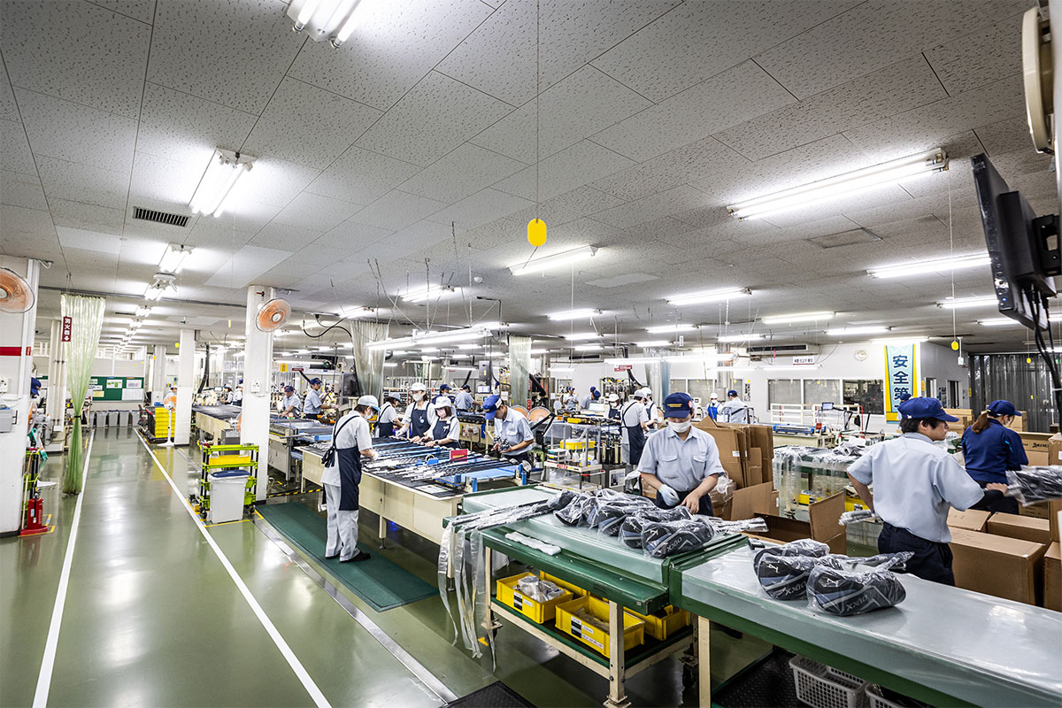 宮崎工場で働く従業員たちは、一つ一つのクラブに思いを込め、丁寧な手仕事で品質を支えている[写真：角田慎太郎]