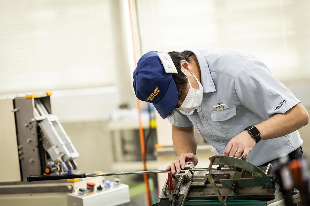 宮崎工場で働く従業員たちは、一つ一つのクラブに思いを込め、丁寧な手仕事で品質を支えている[写真：角田慎太郎]