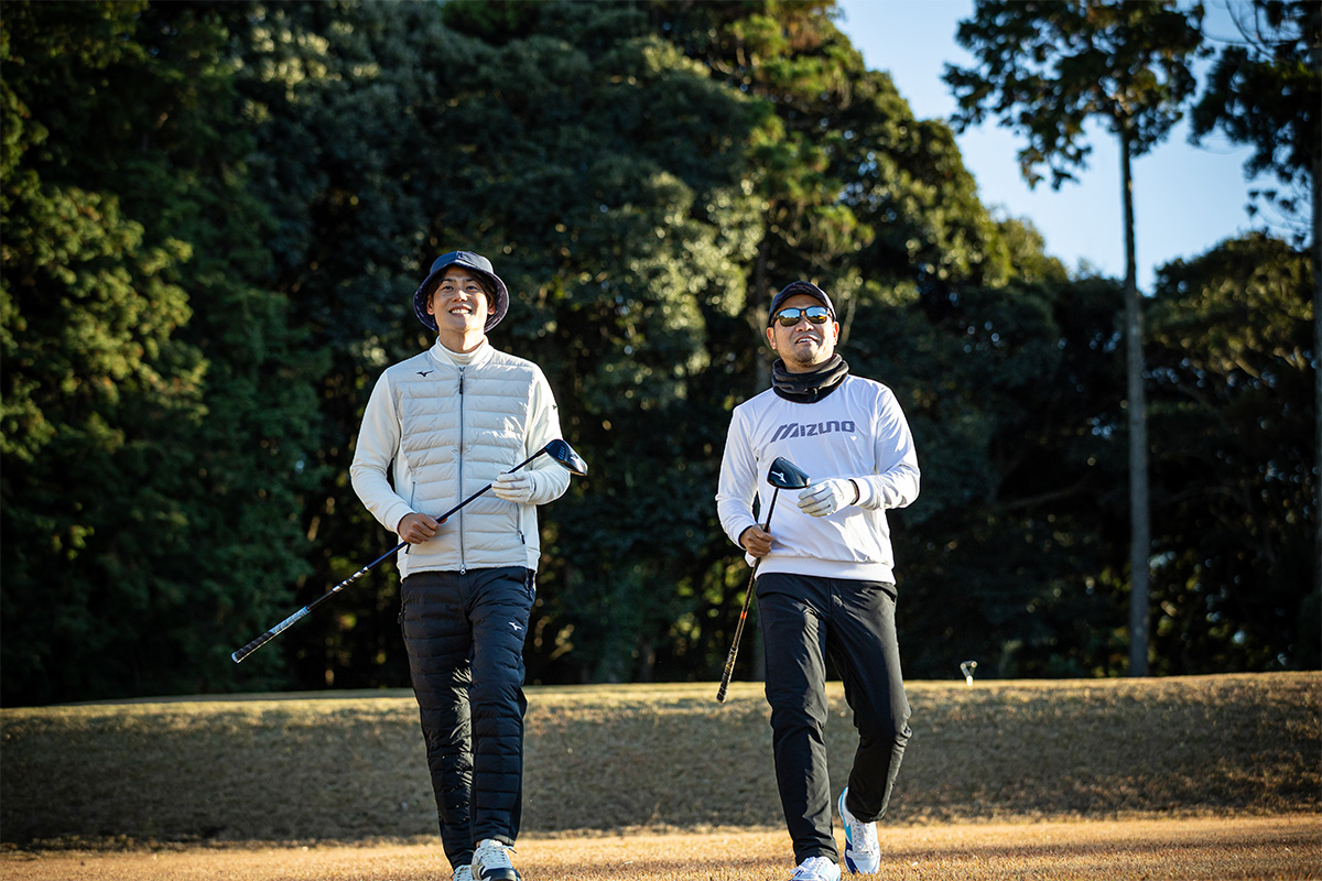 練習場で「JPX ONE」の性能を体感した上重さんと石橋さんは、意気揚々とラウンドをスタート[写真：落合隆仁]