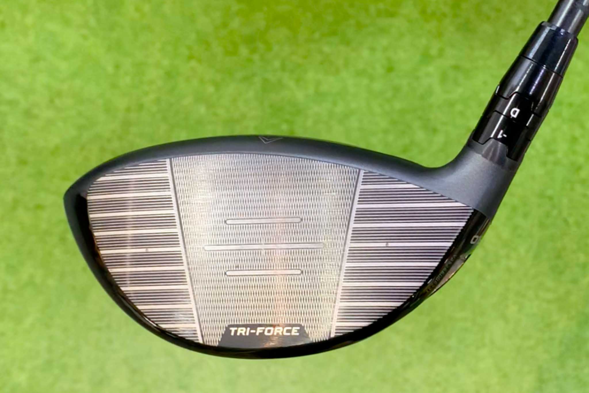 今回の「クアンタム」ドライバーシリーズで、AIフェースは極薄チタン、ポリマー、カーボンを3層に重ね合わせた「TRI-FORCE」新構造に大幅アップデート