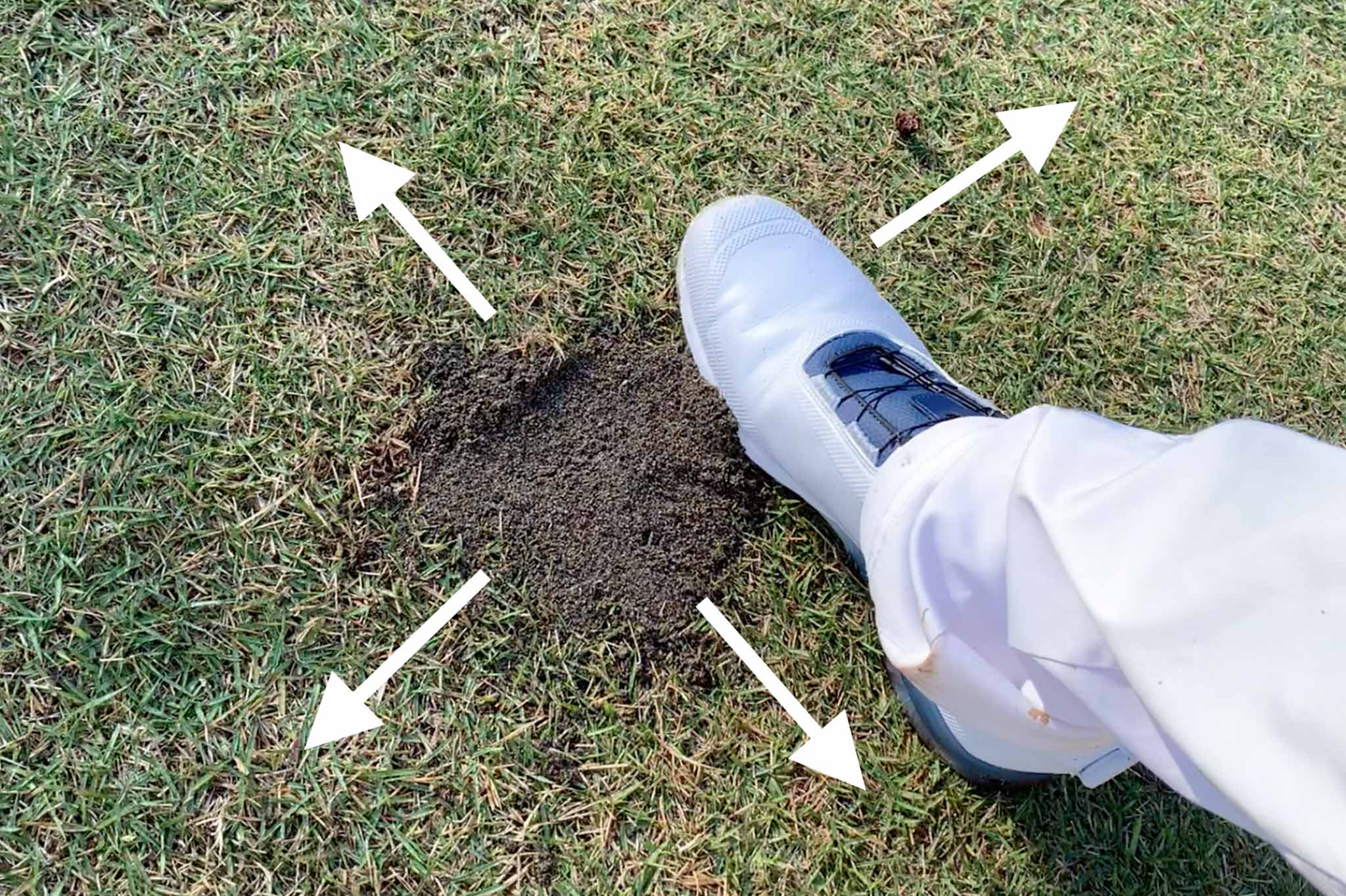 目土の「盛り過ぎ」によるフェアウェイの盛り上がりを防ぐために、特に冬場は「広く浅く」均すようにしたい