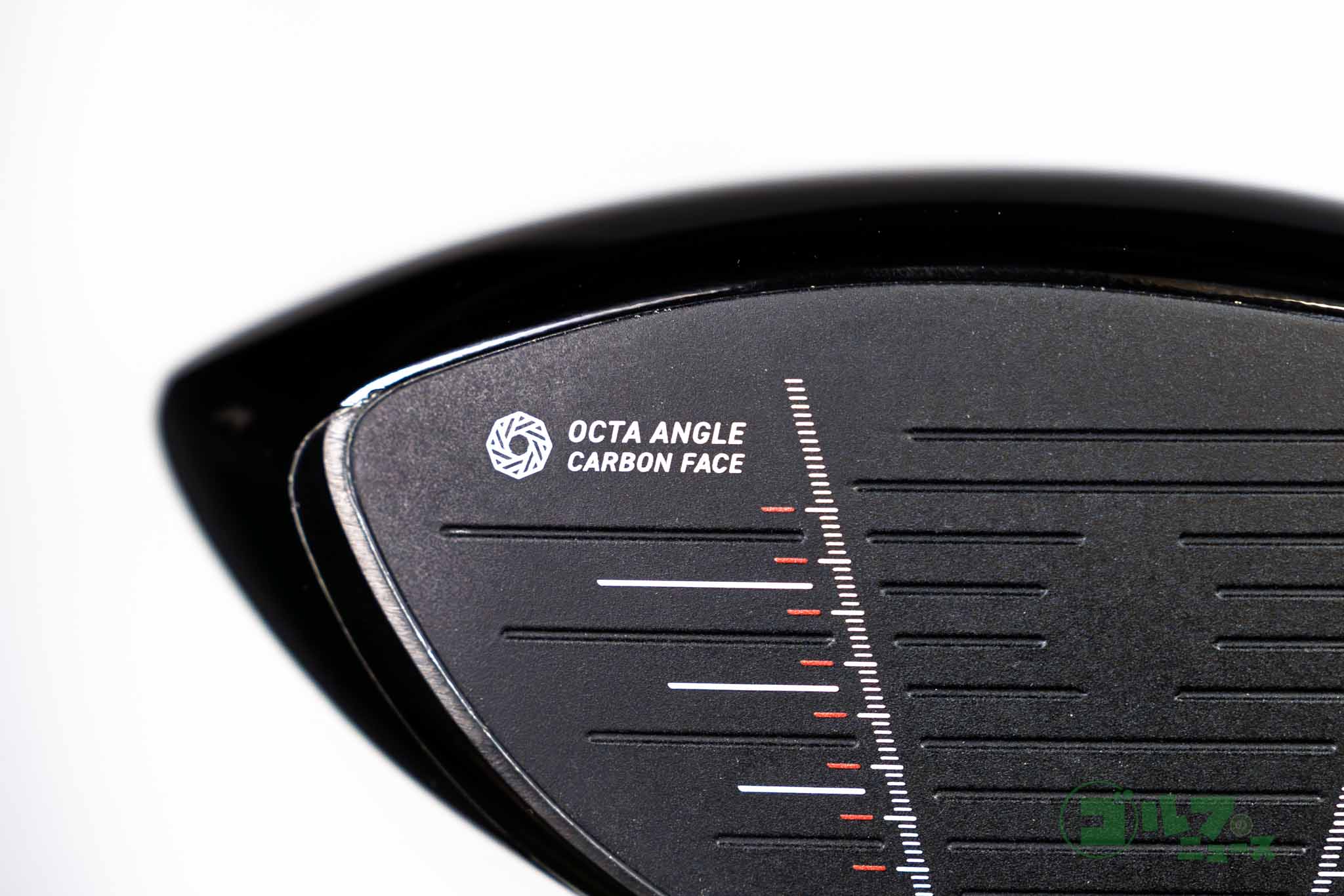 「オクタアングルカーボンフェース」と呼ばれる、8軸にカーボンを積層したフェースを採用　写真:土居凌祐