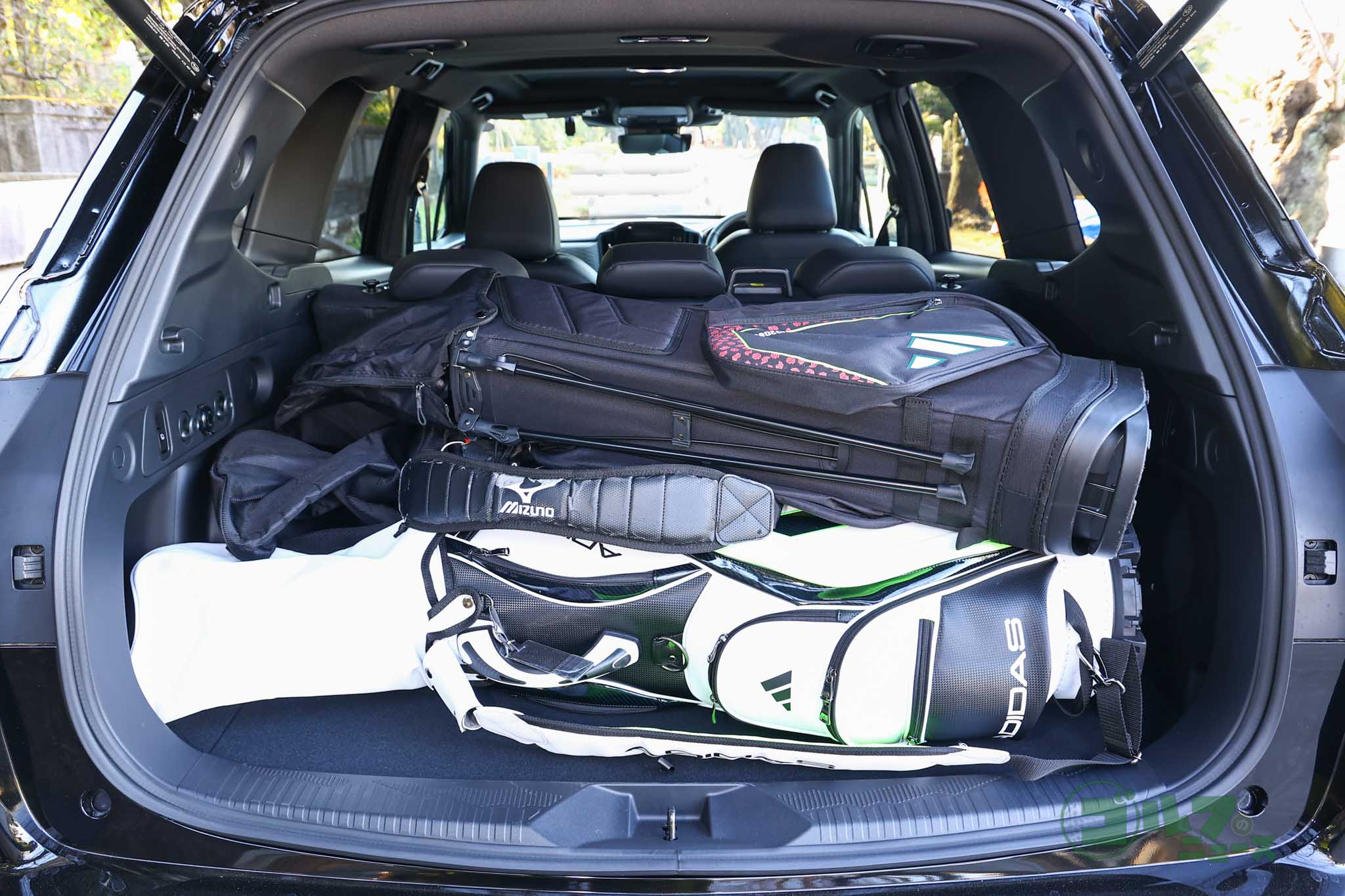 使い勝手に優れた荷室空間は、後席を倒すことなくキャディーバッグを3本横に寝かせて積める