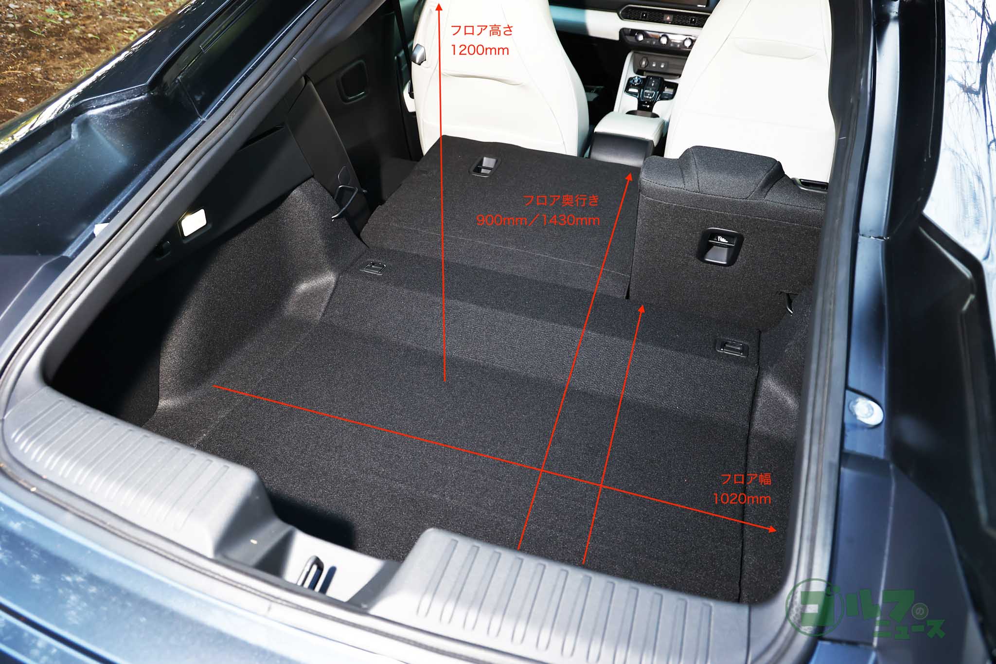 後席は7対3分割可倒式で荷物容量を可変。やや段差はできるが使用上の大きな問題はない
