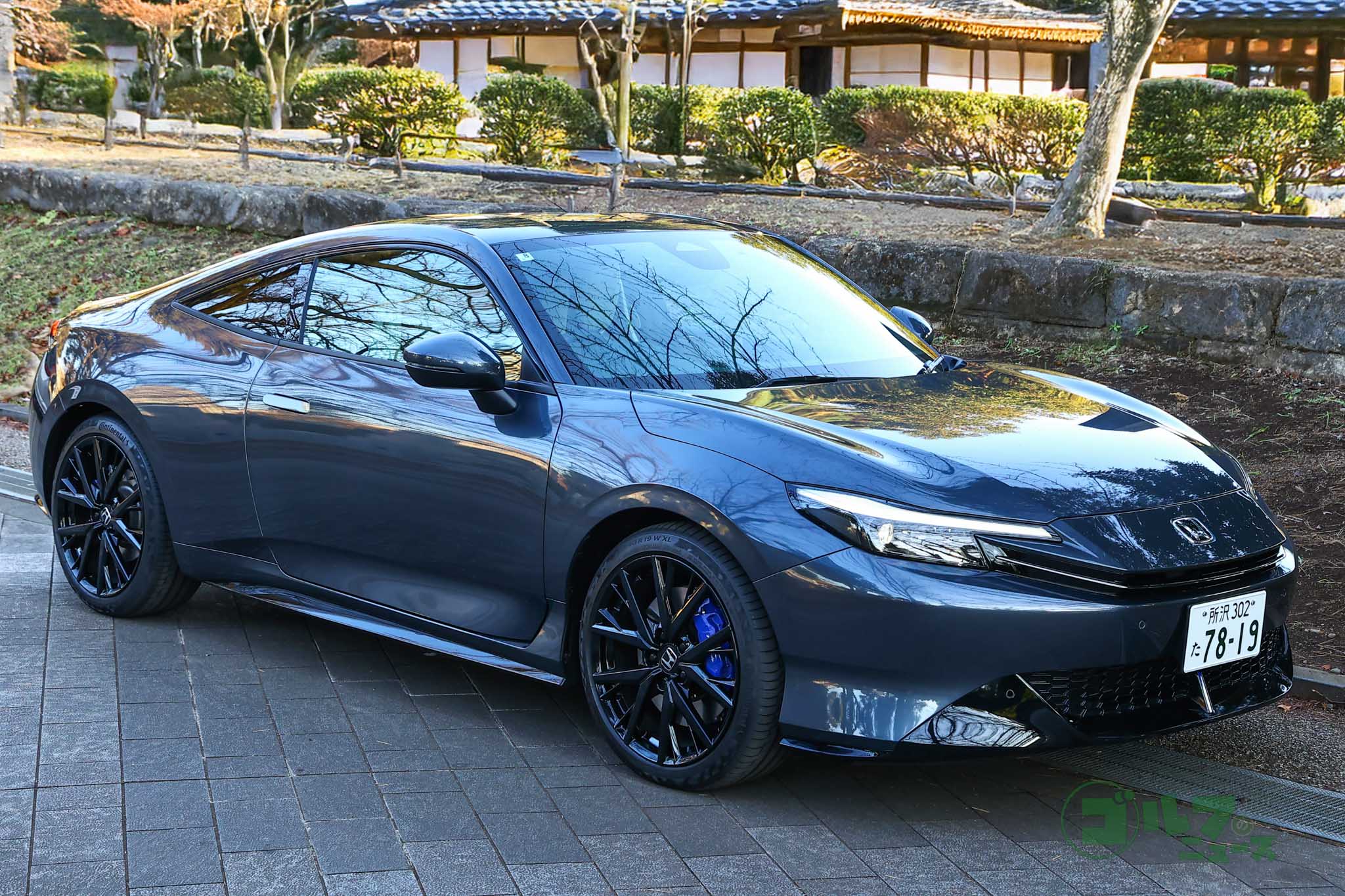 流麗なクーペスタイル。格納式ドアハンドルを採用するなどディテールにもこだわっている