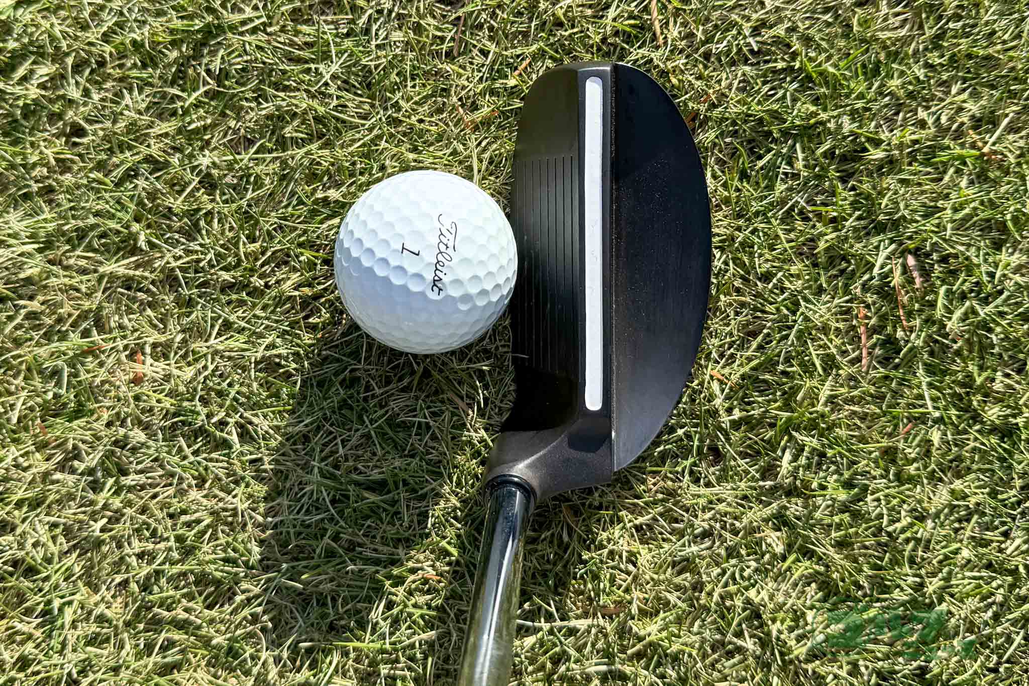 ソールをピタッと地面に着けて構えると、ビタっとアドレスが決まる