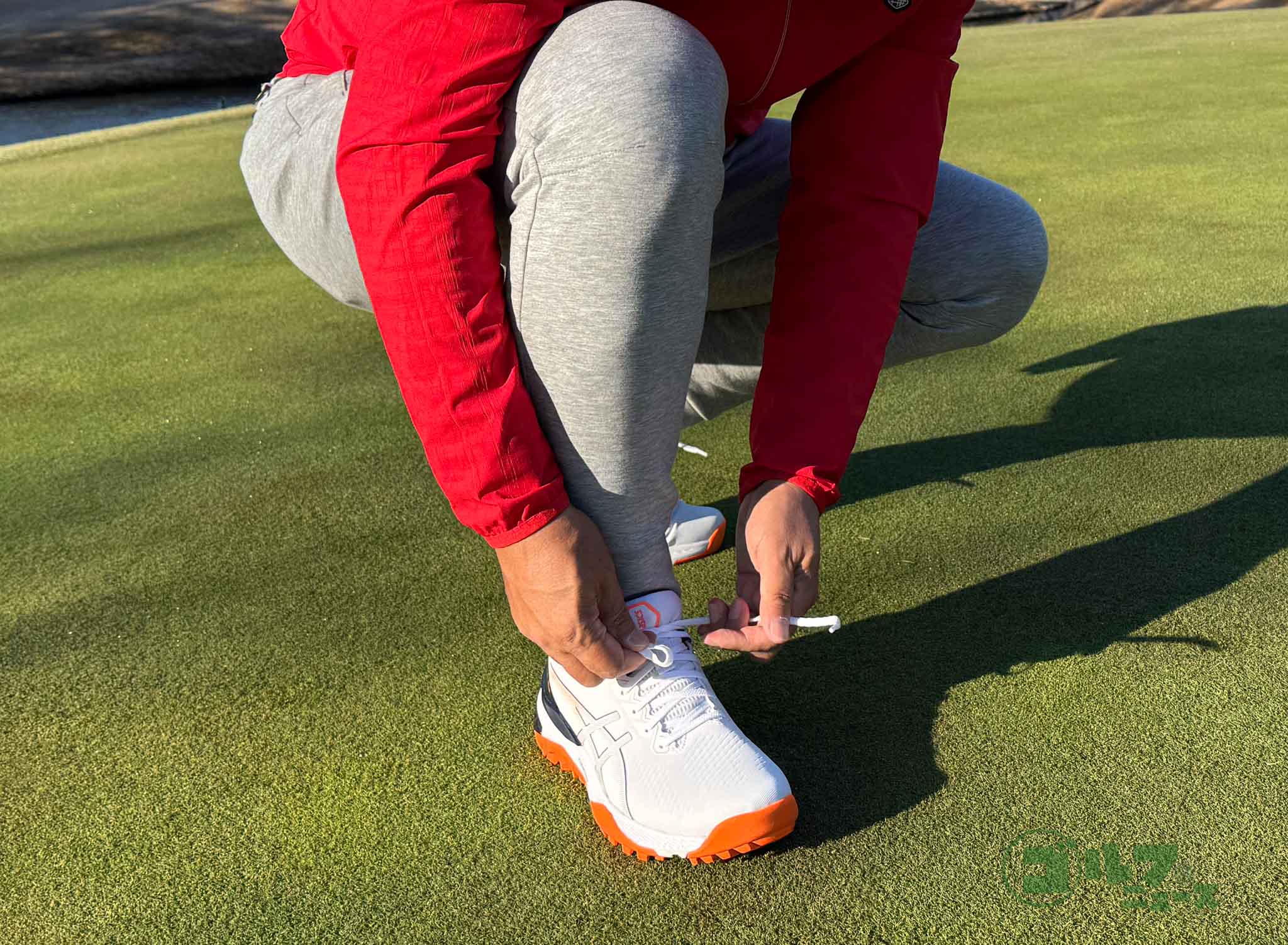 ひもが滑りにくいから、ラウンド中でも調整がとてもしやすい