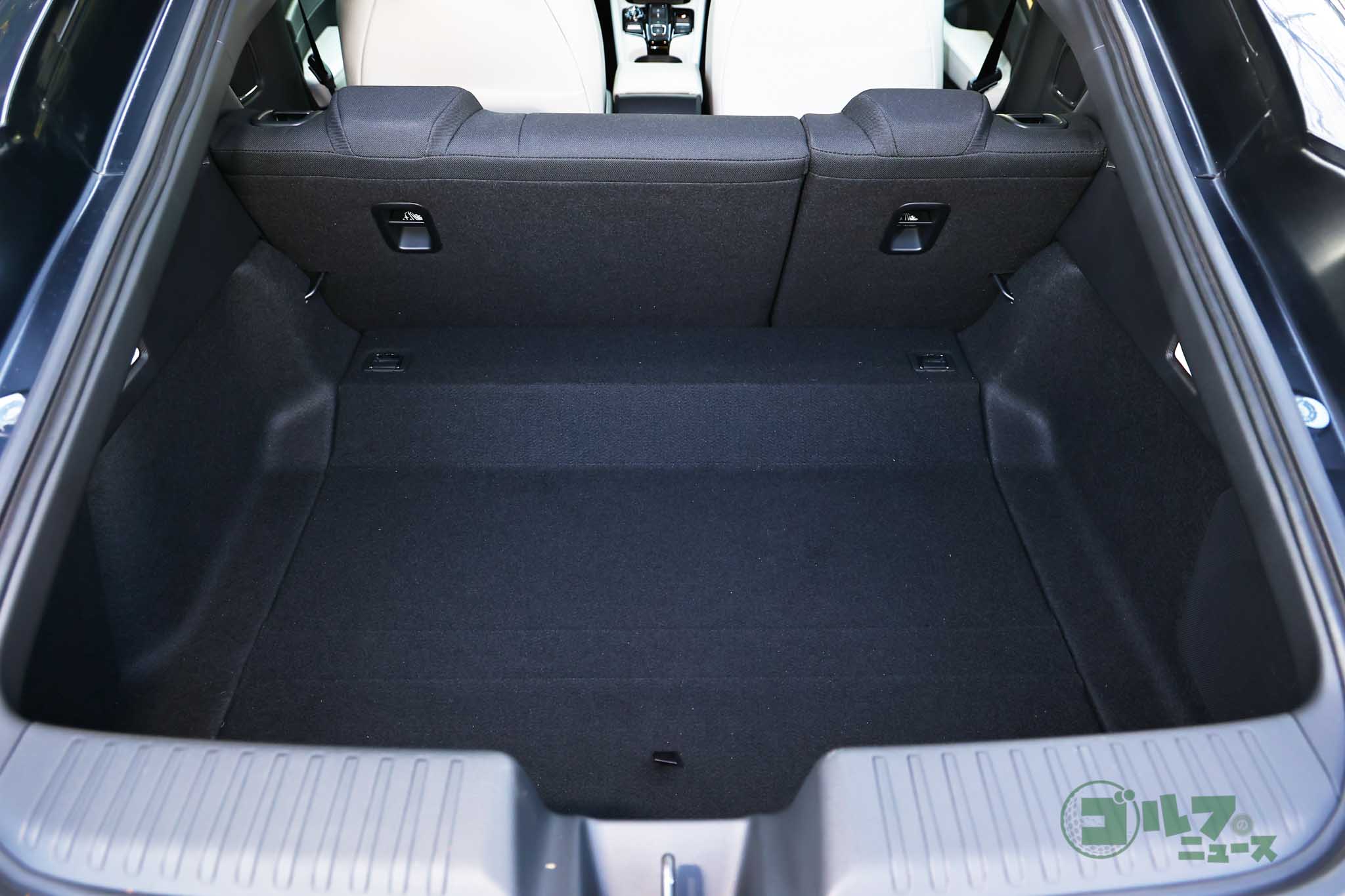 ハッチゲートを持つファストバックスタイルだけに荷室容量はミニマム。ある程度の割り切りは必要