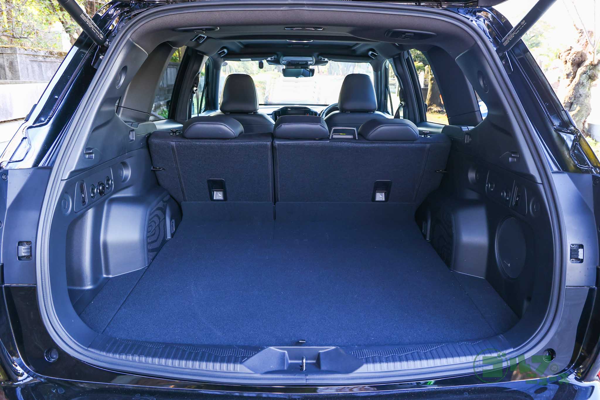 荷物の固定や小物の吊り下げに便利なカーゴフックや、バーやラックなどを装着できるユーティリティナットを採用し、荷室の使い勝手を高めている