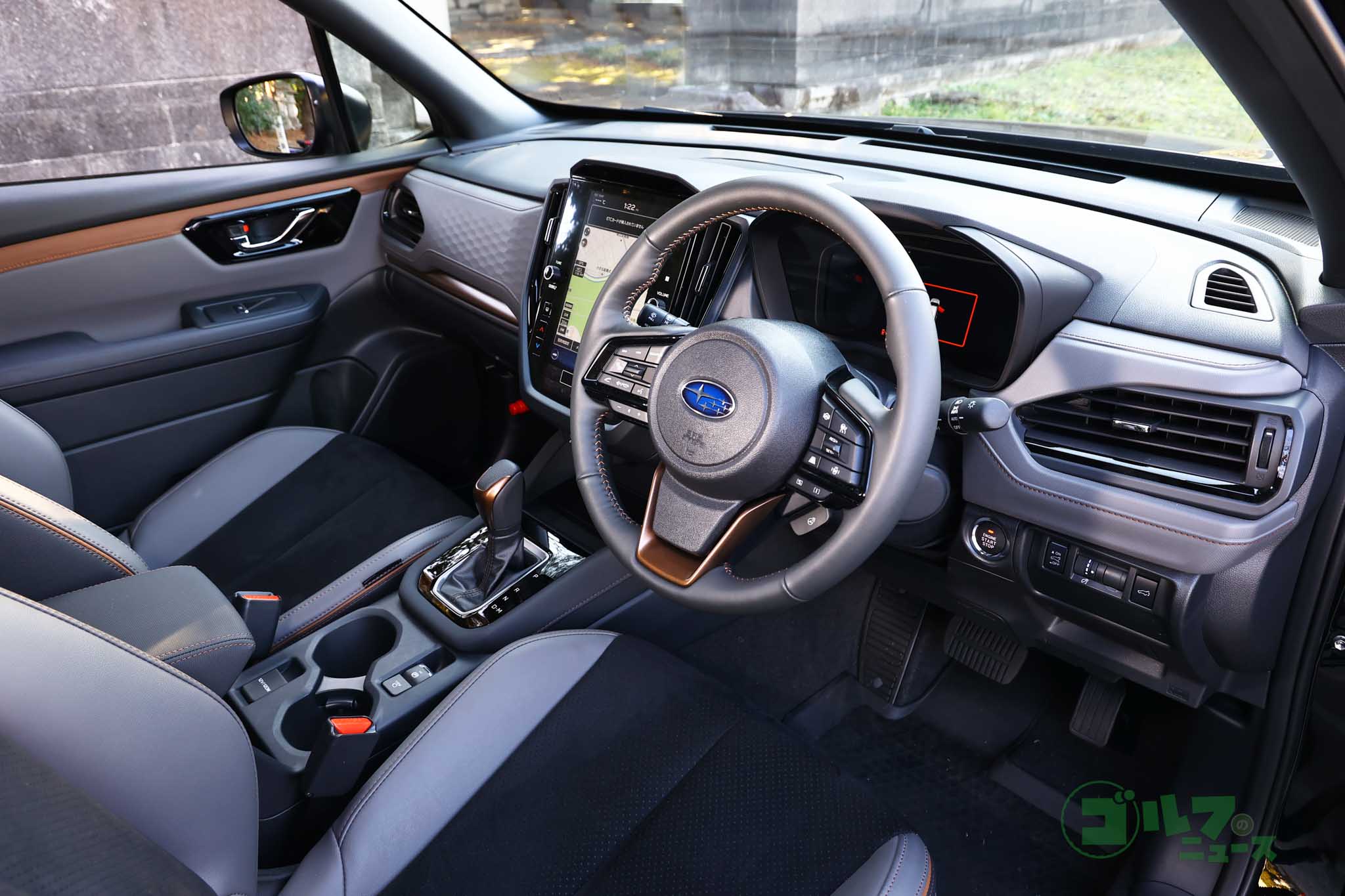 縦配置ディスプレイとステアリング上のスイッチ類に操作系をまとめたコクピットまわり