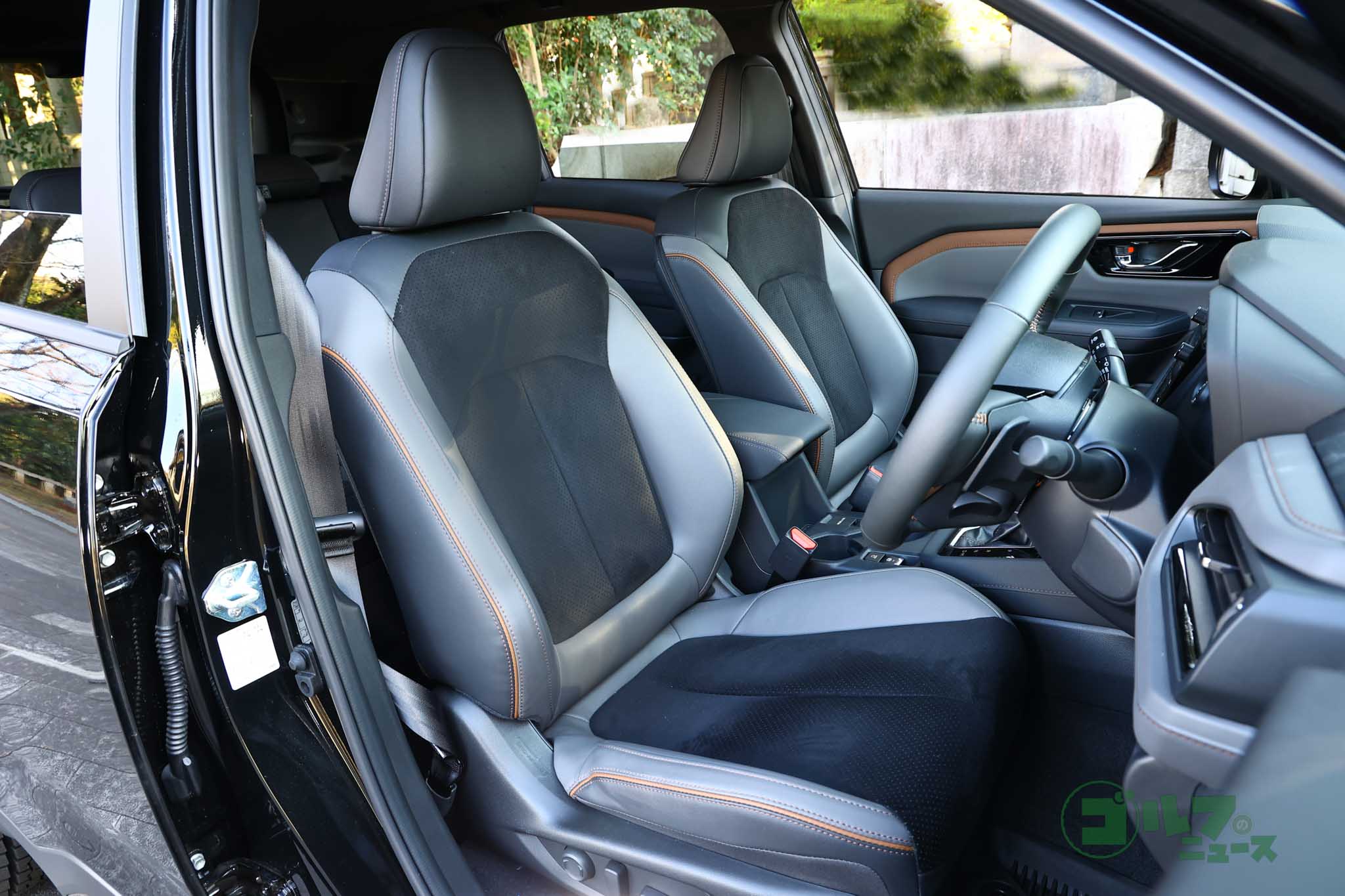 腰をしっかりホールドしながら肩周りにゆとりを持たせた運転席。リラックスしてドライブできる