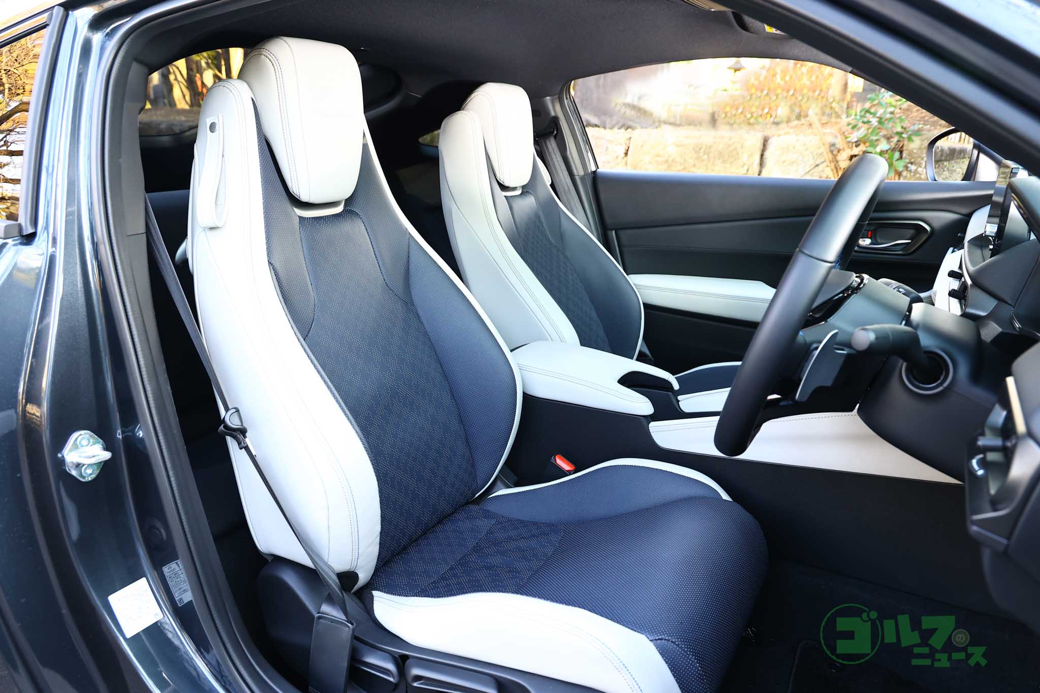 運転席と助手席のシートを作り分け、運転席はホールド性の高いスポーツ走行に適した形状としている