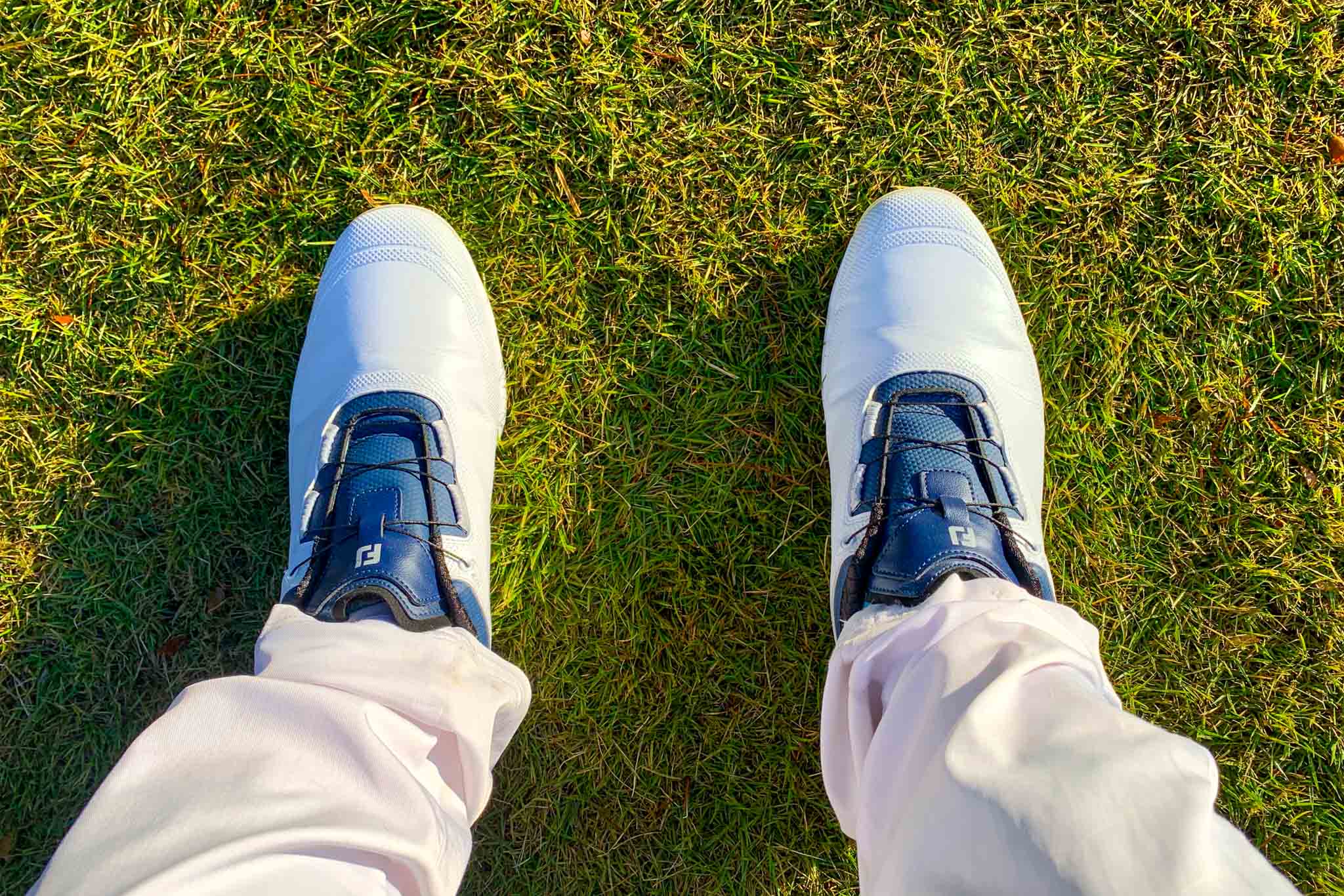 アドレス時の足元もすっきり見えるシンプルなデザイン