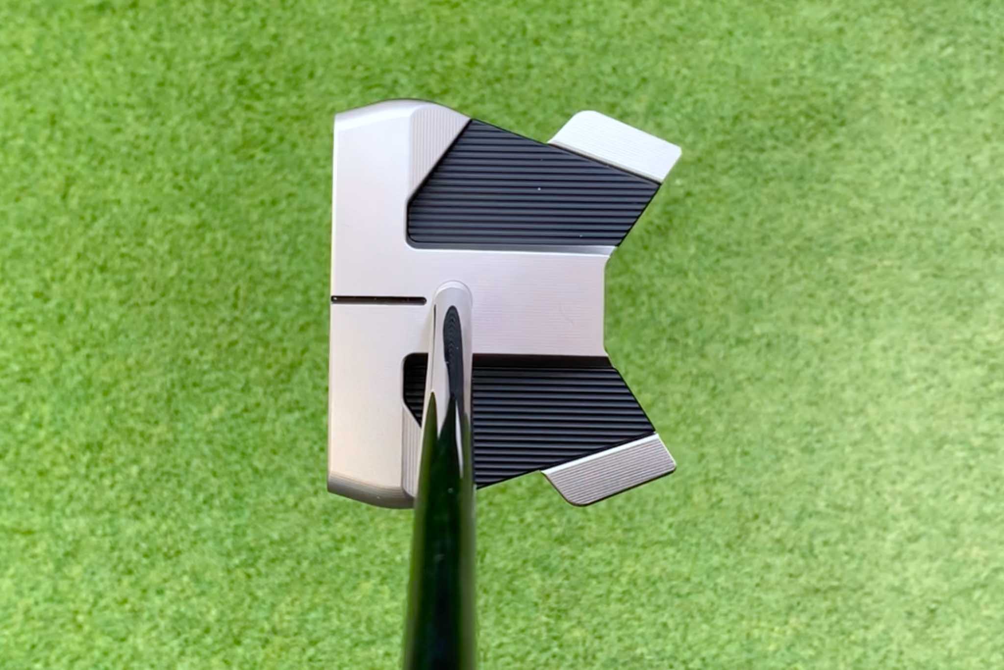 “R”は「Round（ラウンド）」、そして“OC”は「Onset Center（オンセット・センター）」を意味し、丸みを帯びたヘッド形状と高い安定性を融合