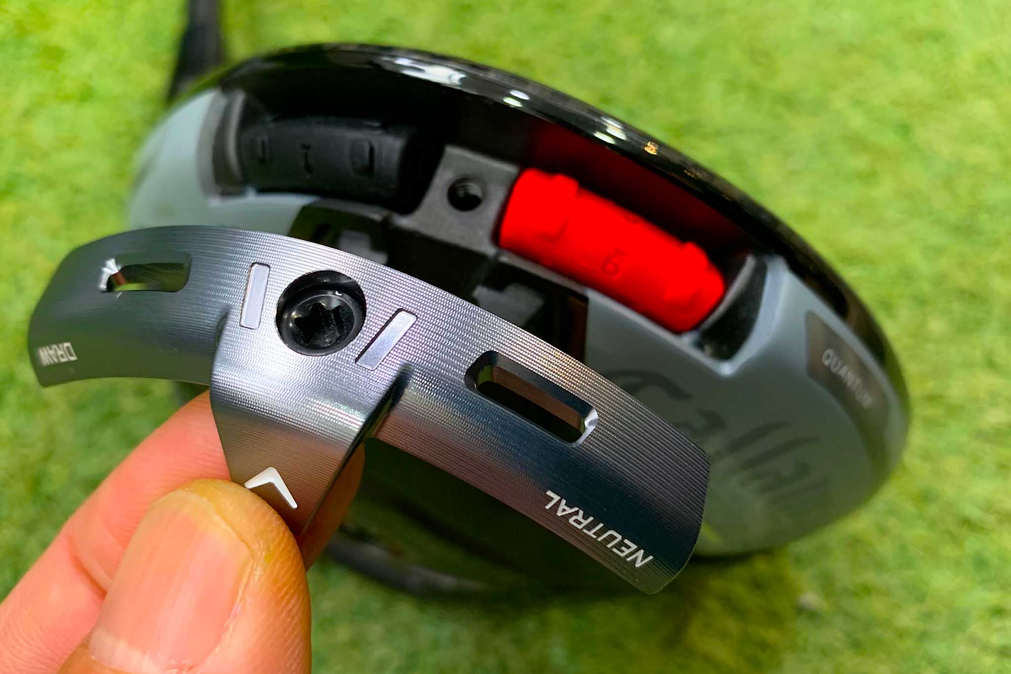 ソール前方に2グラム、後方のシルバーのカバー（約8グラム）を外すと1グラムと9グラムのウェイトが装填されている。1グラムと9グラムのウェイトは、別売りウェイトを購入することで自在にヘッド重量も変えられる