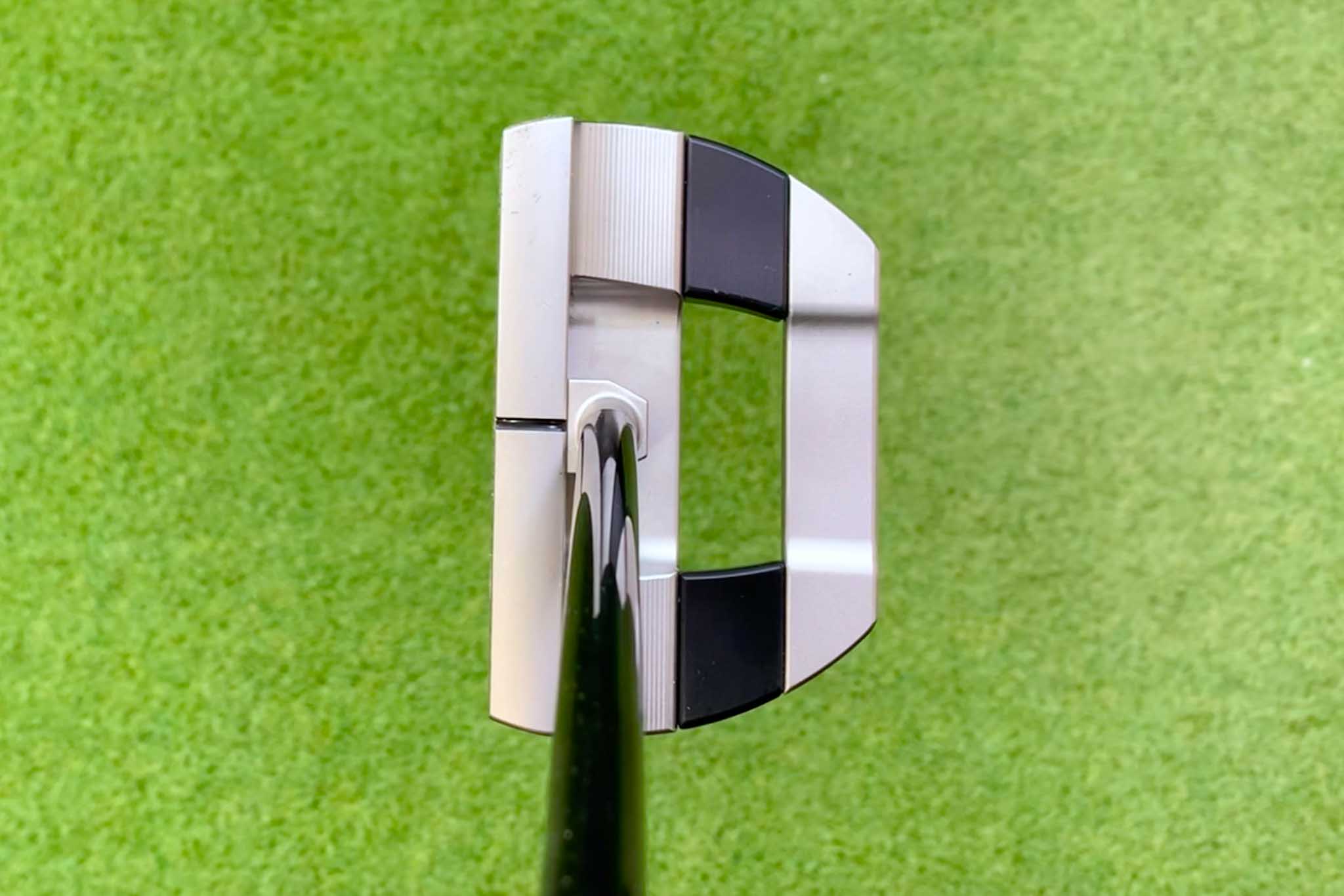 ブラックアルマイト仕上げのアルミニウム製ヒール・トウ インレイがアライメント性能を高め、全体の重量バランスも最適化されている