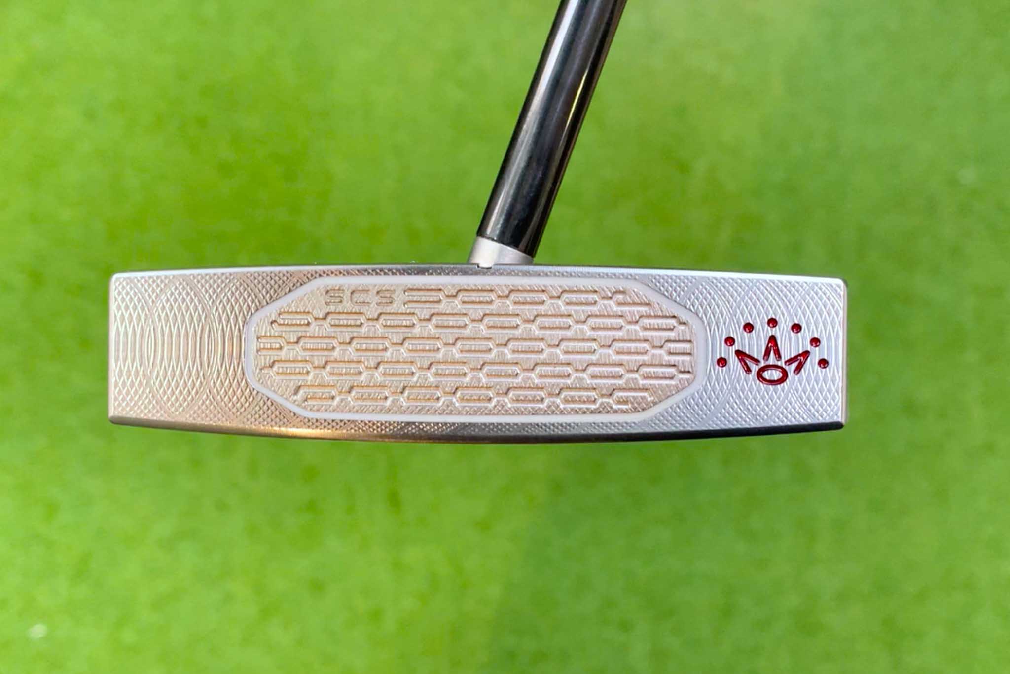 柔らかく心地よい打音とフィーリング、そしてツアー好みの転がりを生み出すスタジオカーボンスチールフェースインサートを採用