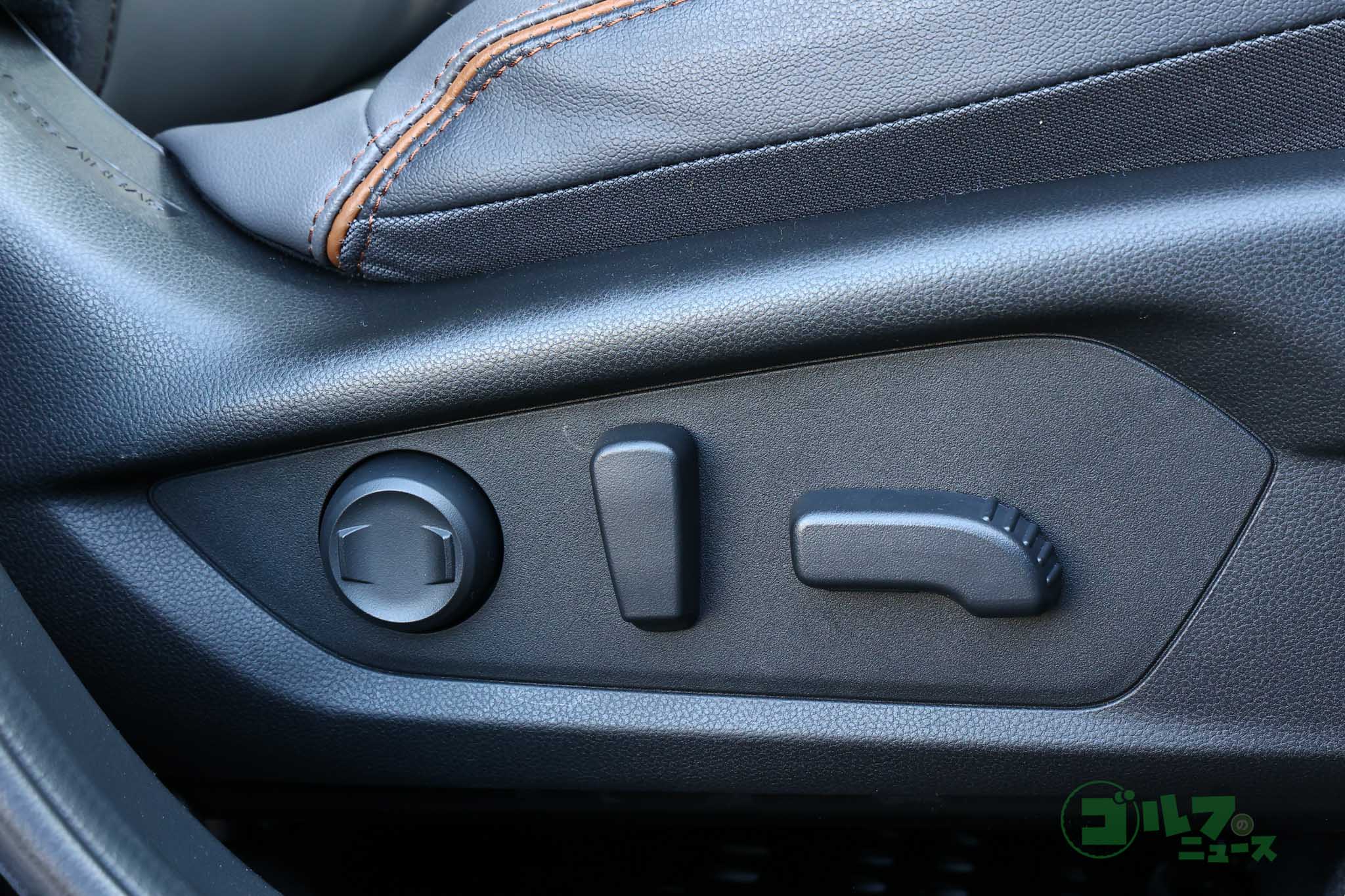 運転席と助手席は電動パワーシートを設定。運転席はランバーサポートも採用している