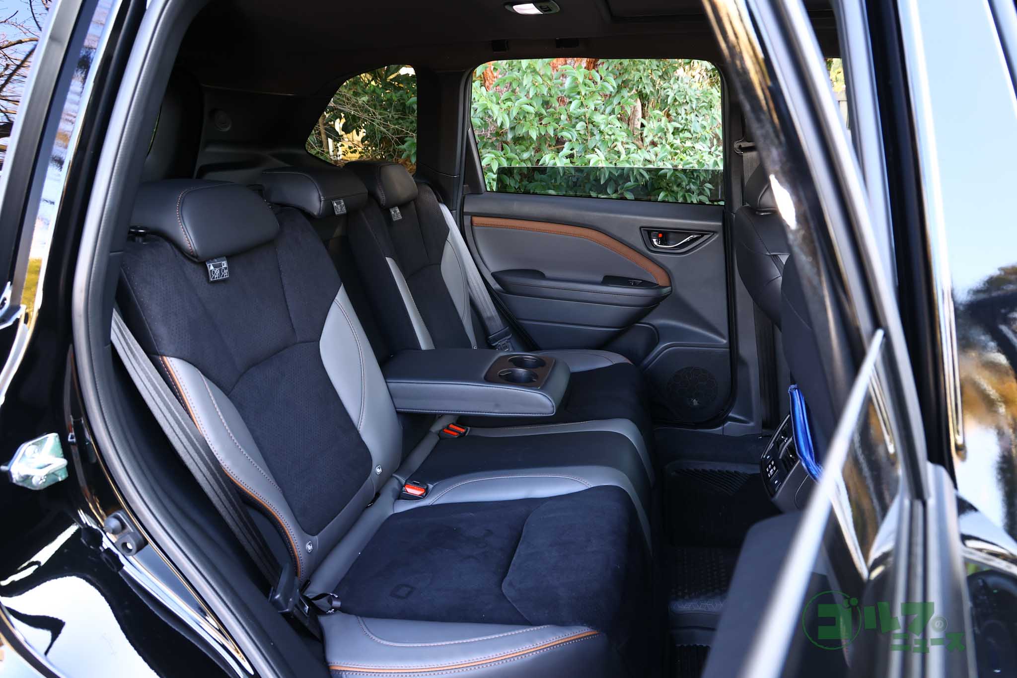 後席は足元空間が広々としてくつろげる。頭上空間のゆとりも十分