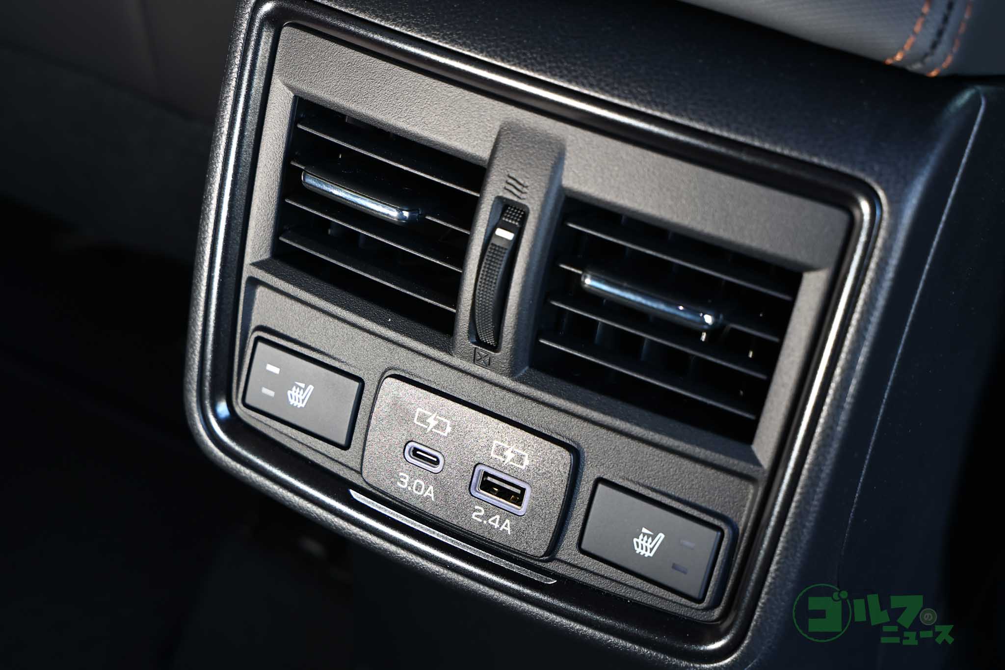 スマートフォンなどの充電に便利なUSB出力電源を後席（フロアコンソールボックス後端）にも備える