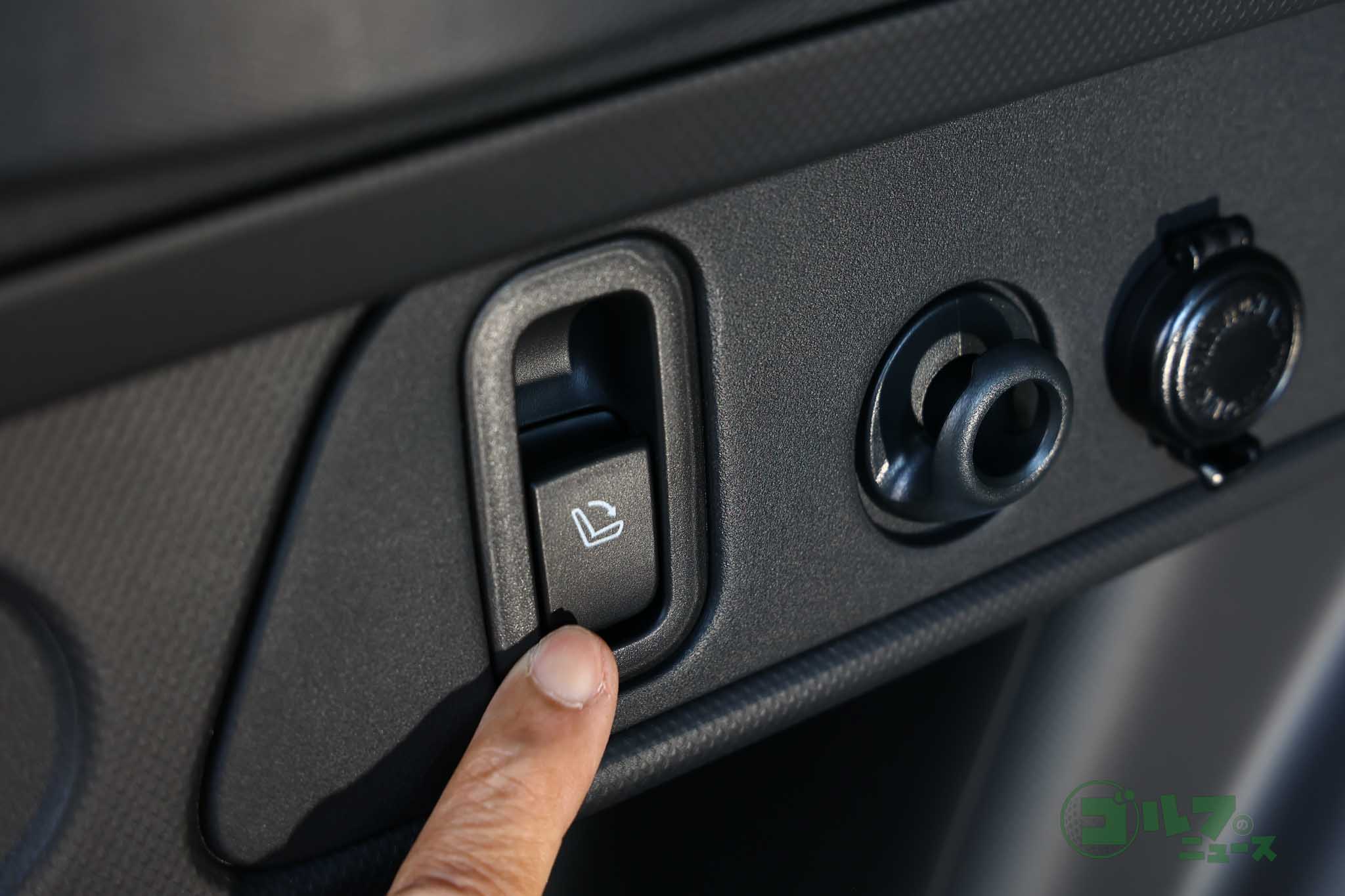 後席の前倒しはスイッチひとつで行える。ワンタッチで簡単に荷室容量を拡大できるので便利