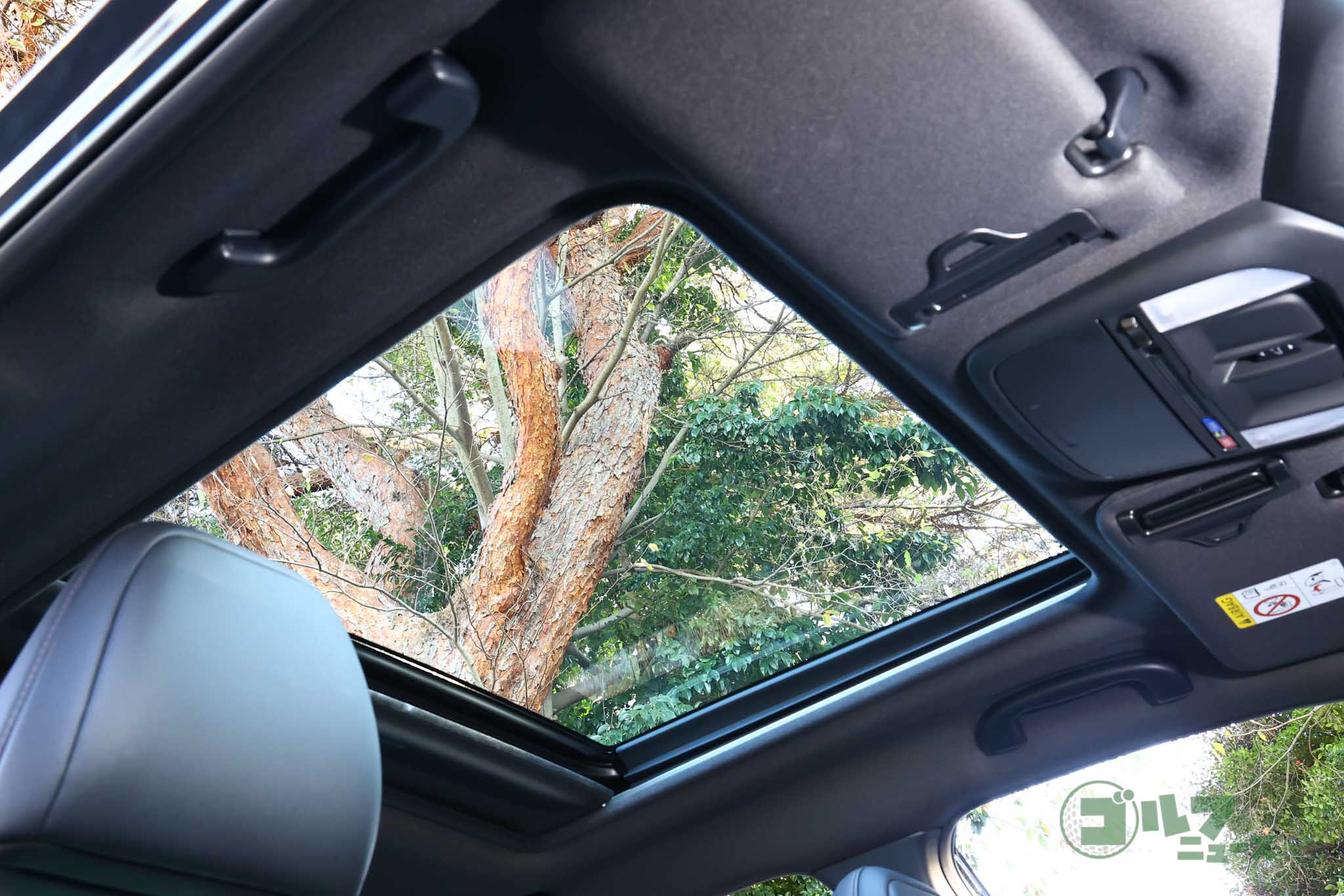 開口部の大きなサンルーフは、前席はもちろん後席にも開放感を提供。電動スライドで開閉する