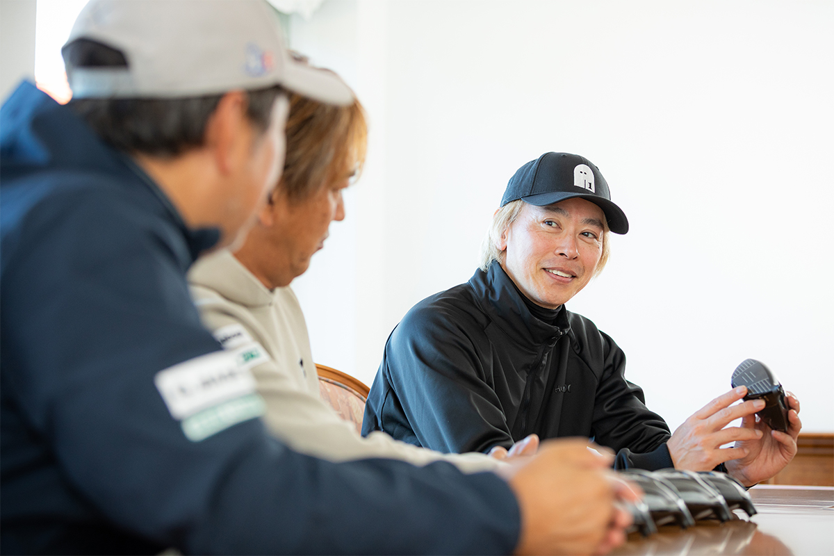 「QUANTUM」のドライバーは着弾のバラツキを抑えるやさしさがあることを強調する鶴原さん。これに付随して初速が上がり飛距離も出ることでさらに進化したと話す[写真：落合隆仁]